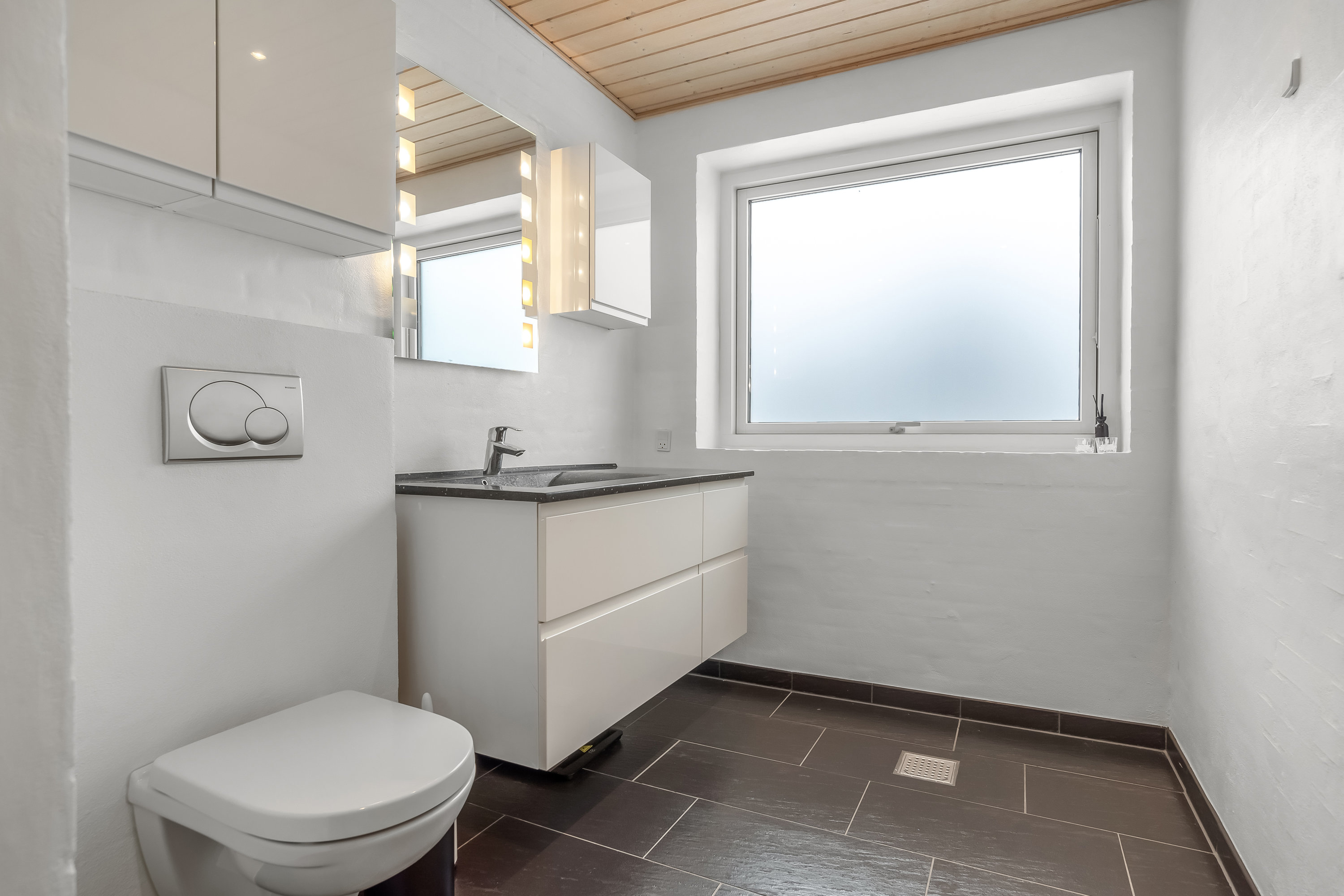 Fremhævet badeværelse billede i fuldskærmstilstand. Billede af Under Egen 16, Halgårde, 7500 Holstebro