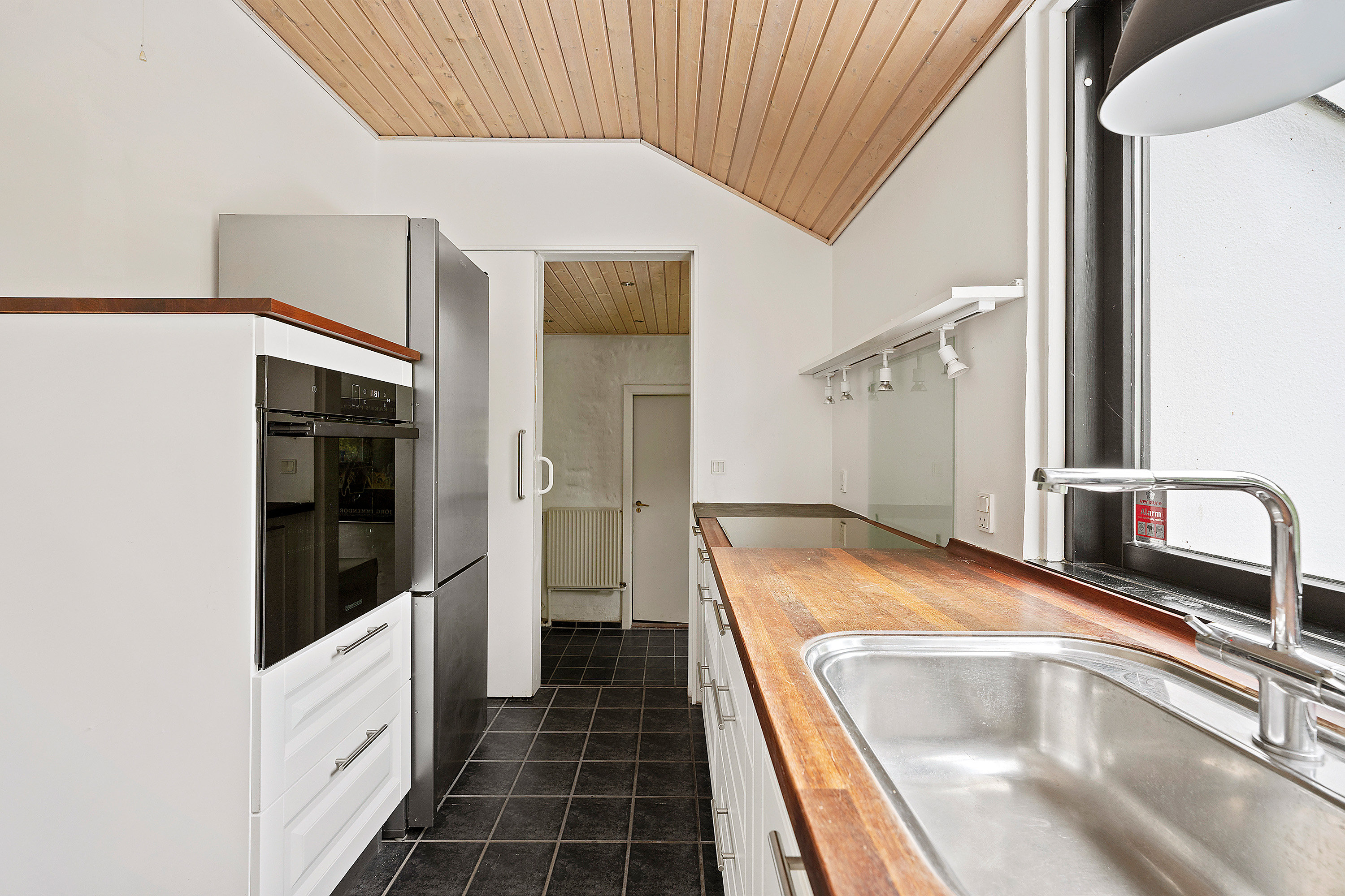 Fremhævet køkken billede i fuldskærmstilstand. Billede af Trørødgårdsvej 13, Trørød, 2950 Vedbæk