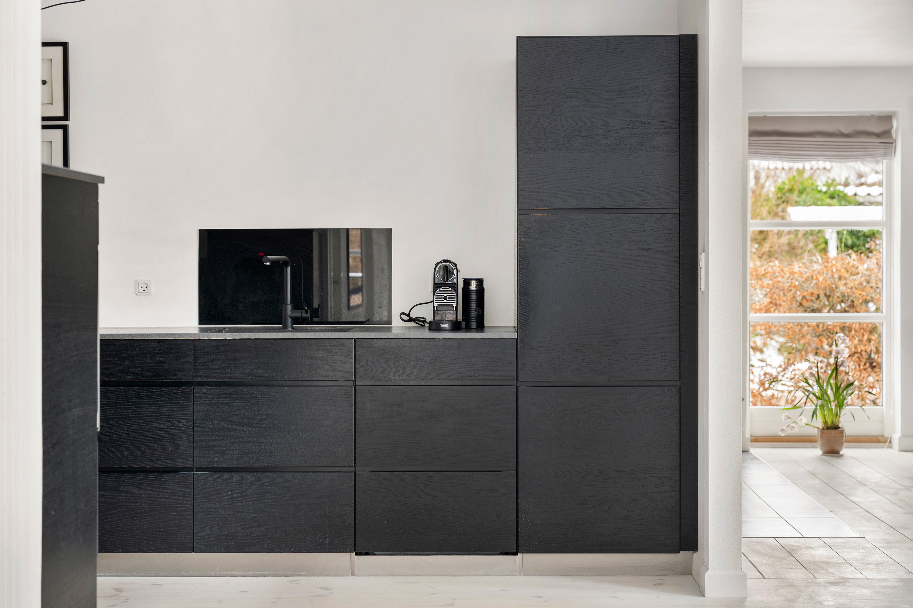 Fremhævet køkken billede i fuldskærmstilstand. Billede af Stakkeledet 3, 2970 Hørsholm