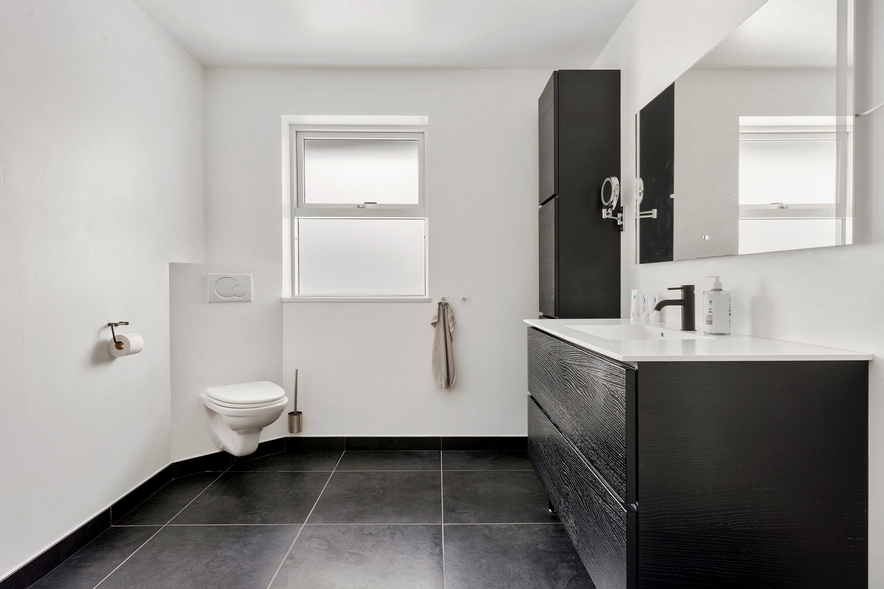 Fremhævet badeværelse billede i fuldskærmstilstand. Billede af Stakkeledet 3, 2970 Hørsholm