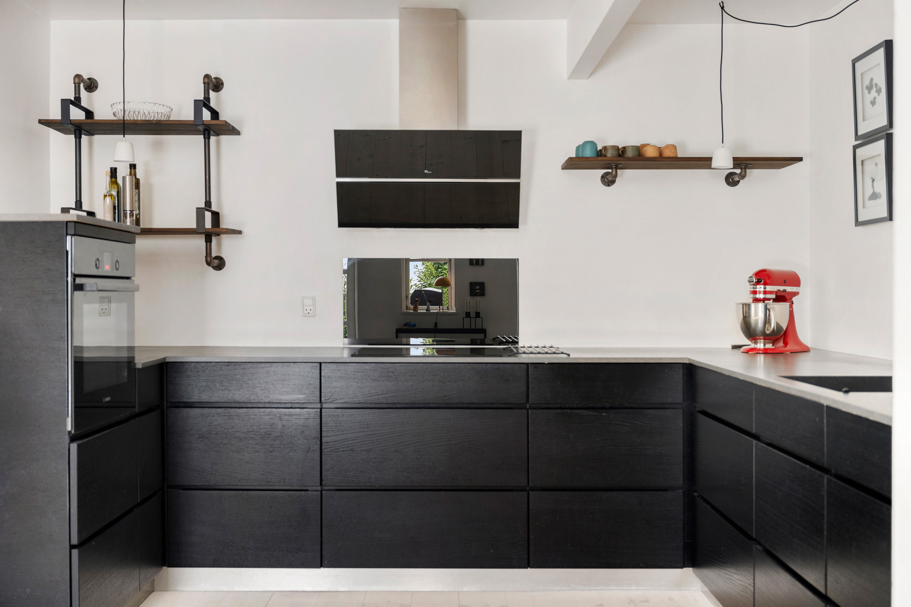 Fremhævet køkken billede i fuldskærmstilstand. Billede af Stakkeledet 3, 2970 Hørsholm