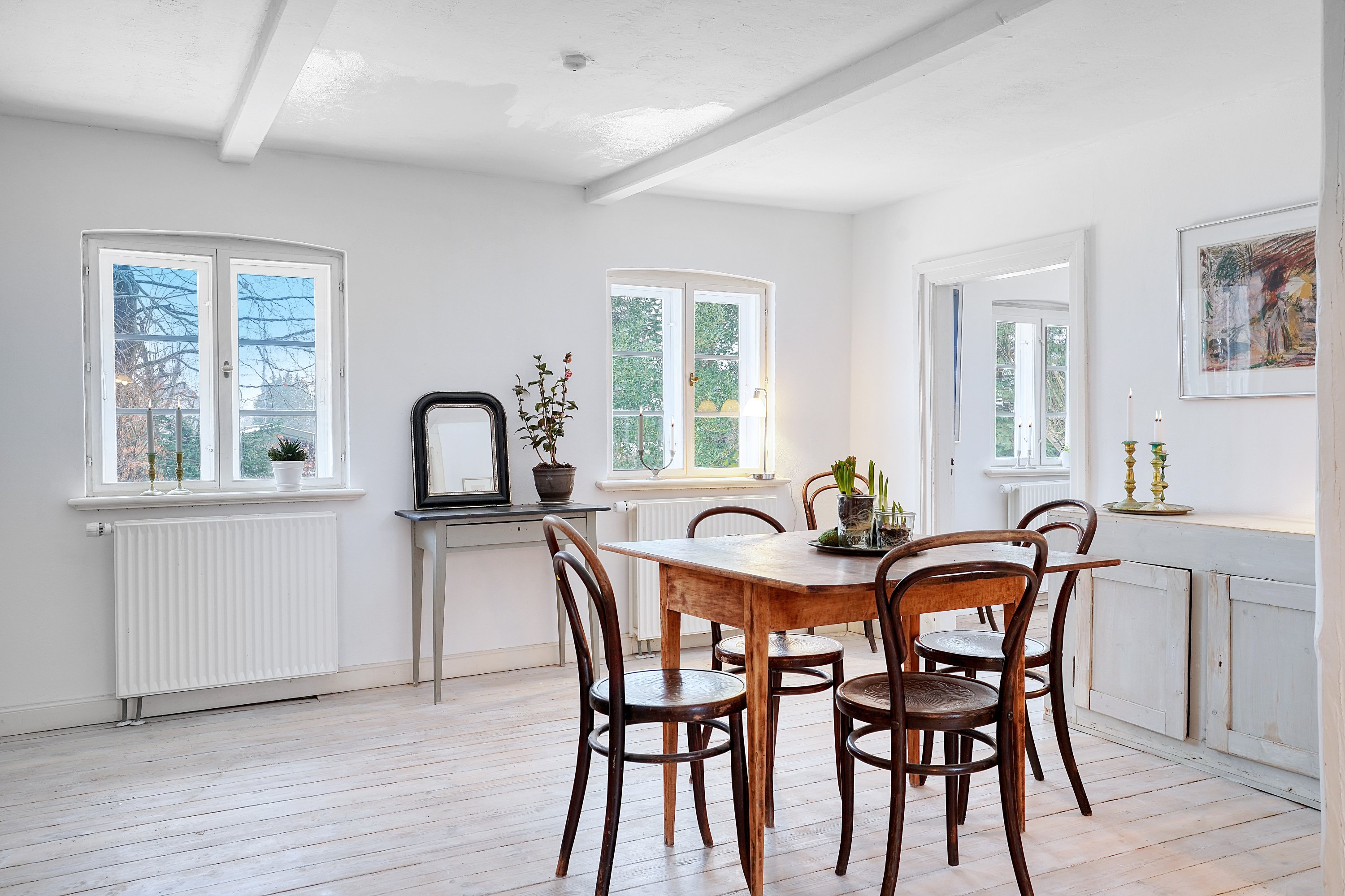 Fremhævet spisestue billede i fuldskærmstilstand. Billede af Olaf Poulsens Alle 2, 3480 Fredensborg