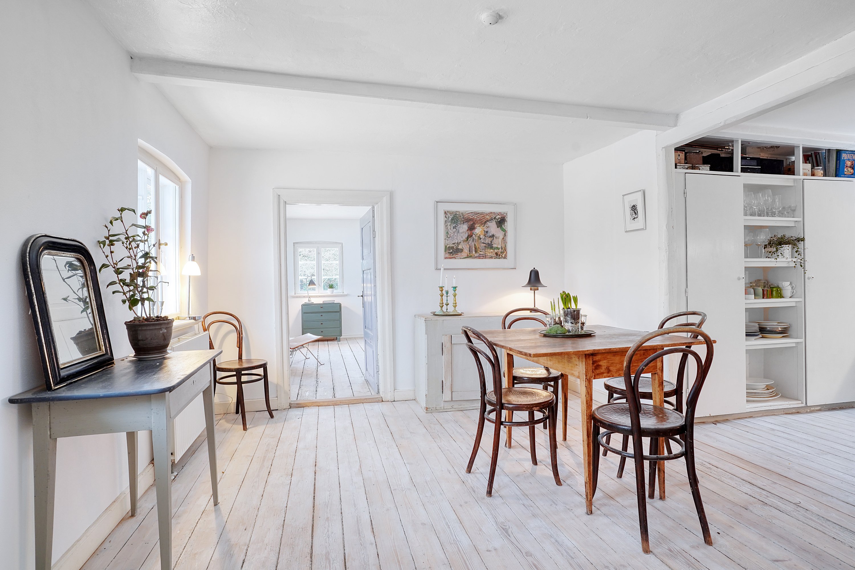 Fremhævet spisestue billede i fuldskærmstilstand. Billede af Olaf Poulsens Alle 2, 3480 Fredensborg