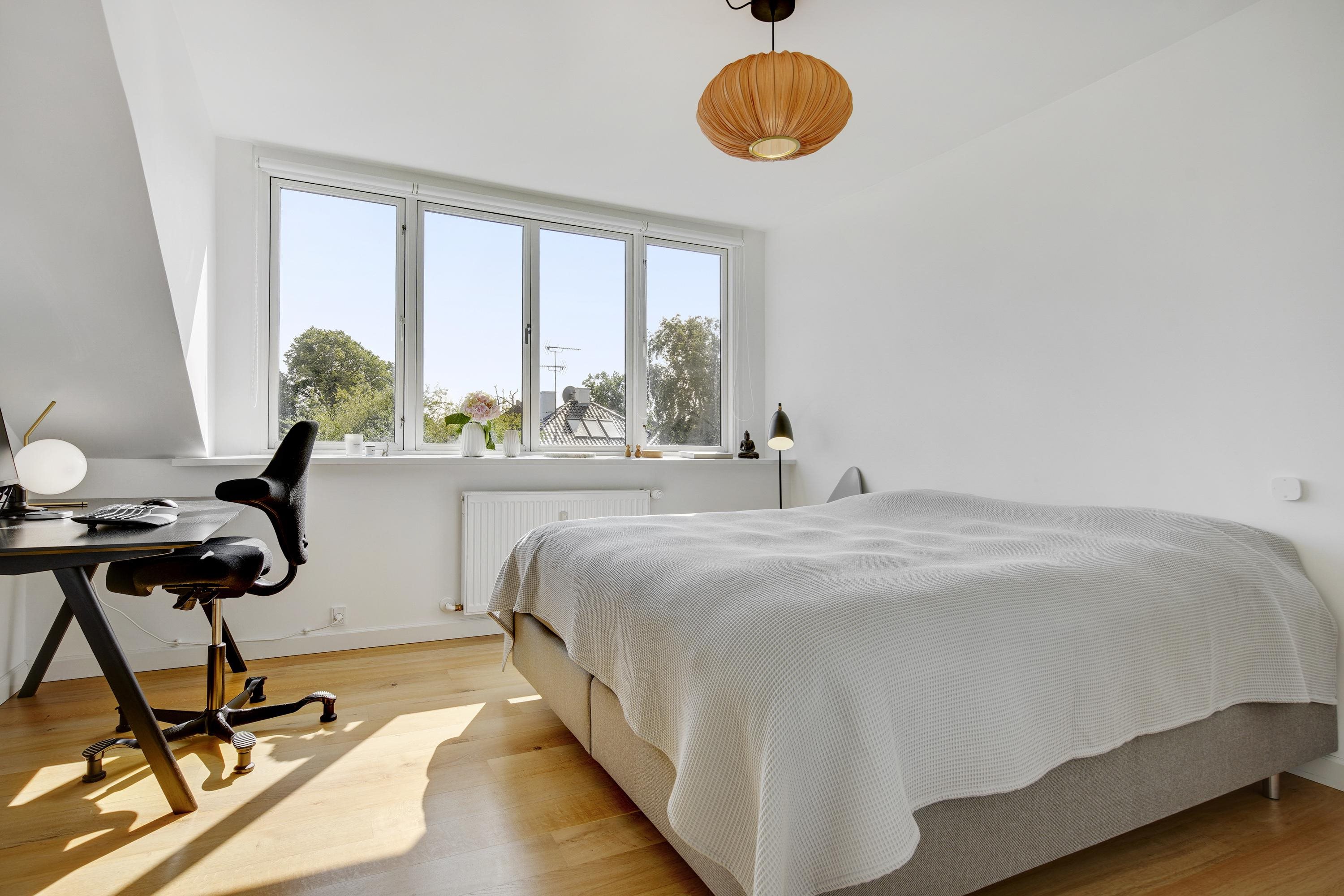 Fremhævet soveværelse billede i fuldskærmstilstand. Billede af Callisensvej 23, 2., 2900 Hellerup