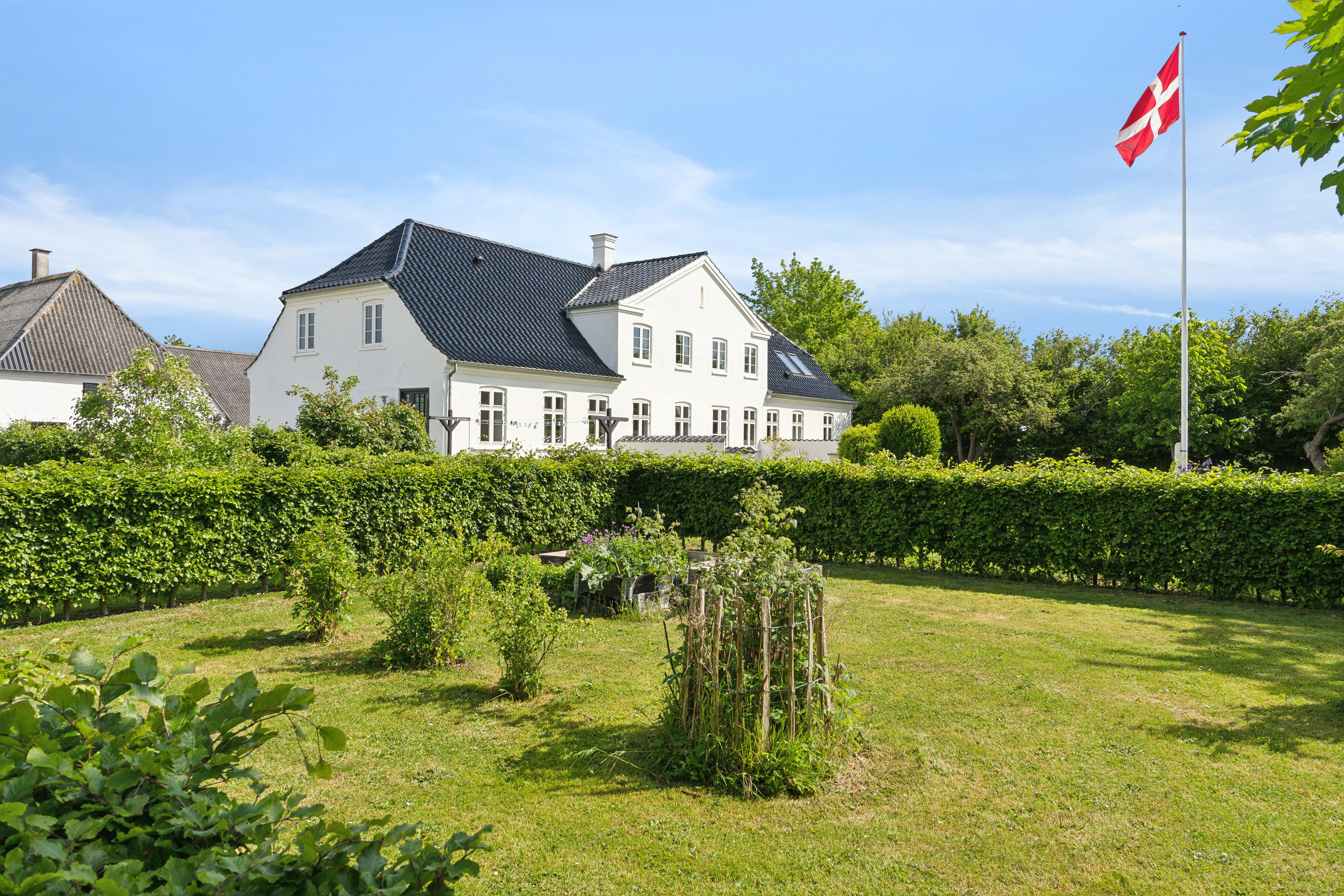 Fremhævet set fra haven billede i fuldskærmstilstand. Billede af Skerningegårdsvej 26, 5762 Vester Skerninge