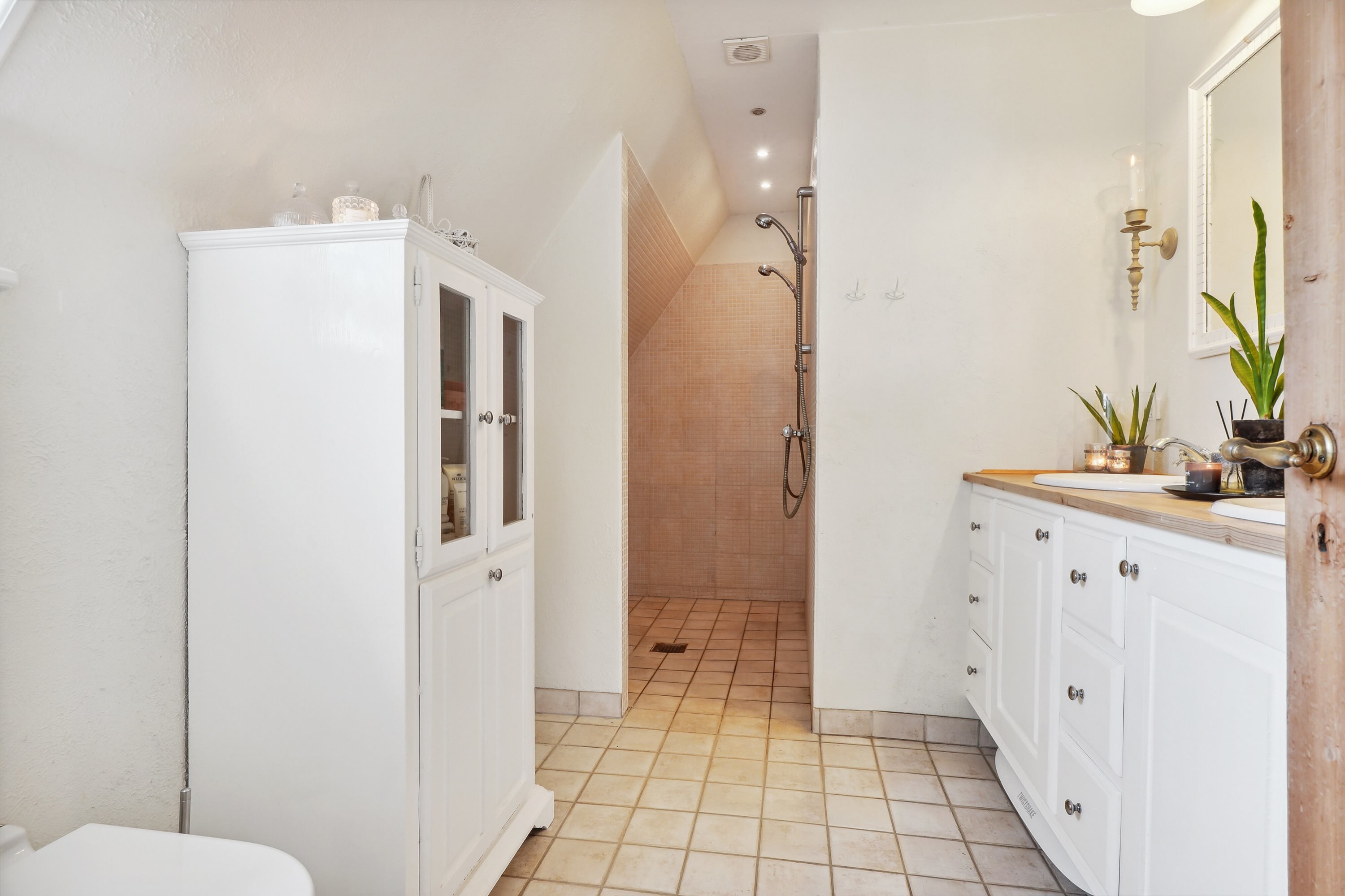 Fremhævet badeværelse billede i fuldskærmstilstand. Billede af Gammel Løkkensvej 8, 9800 Hjørring