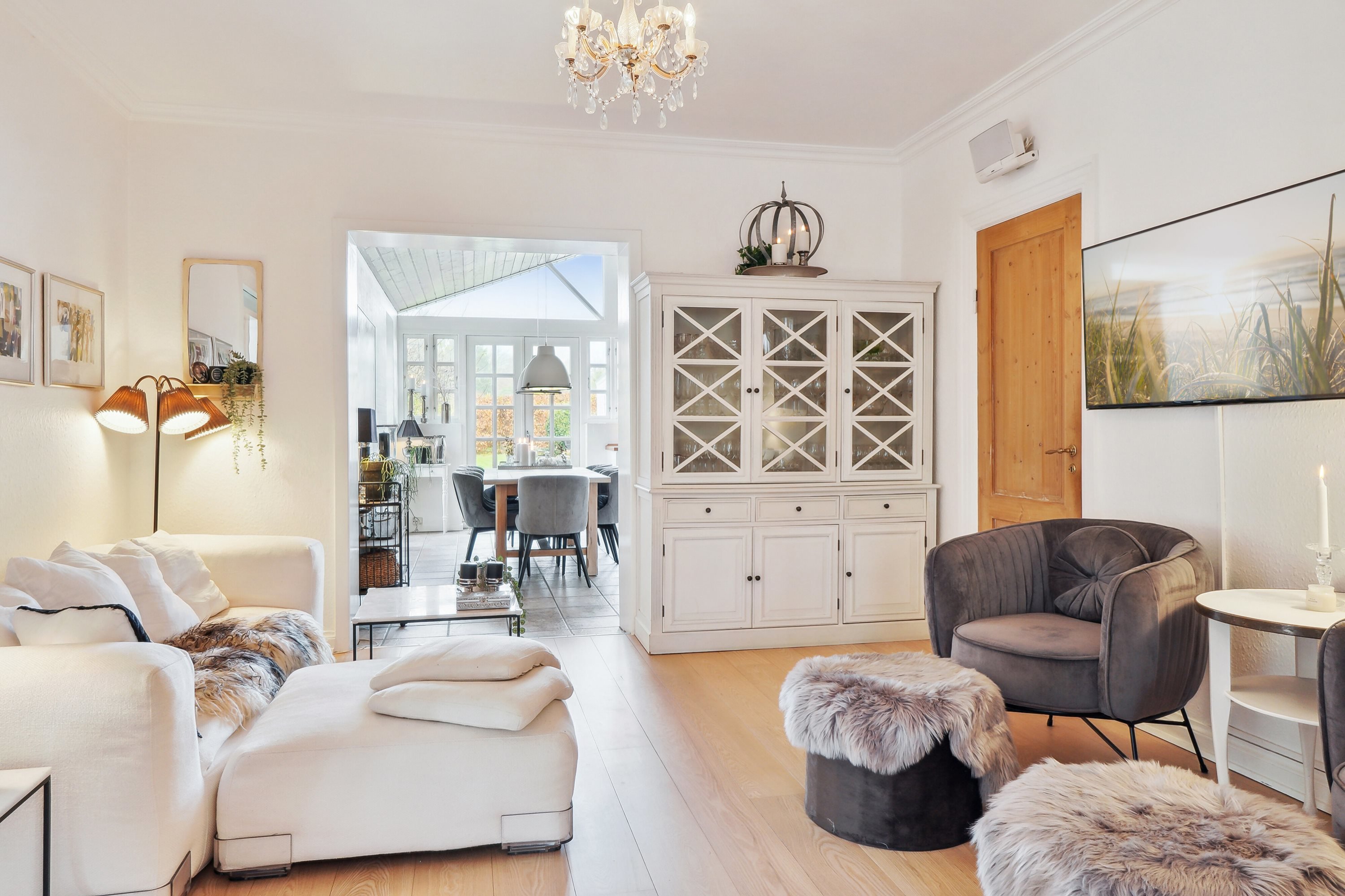 Fremhævet stue billede i fuldskærmstilstand. Billede af Gammel Løkkensvej 8, 9800 Hjørring