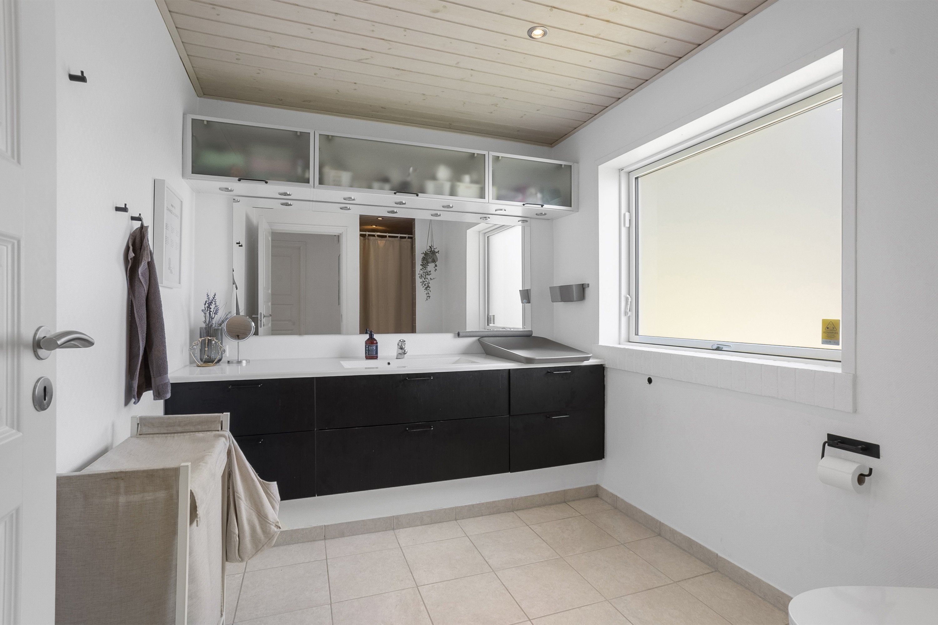 Fremhævet badeværelse billede i fuldskærmstilstand. Billede af Engvej 9, 9800 Hjørring