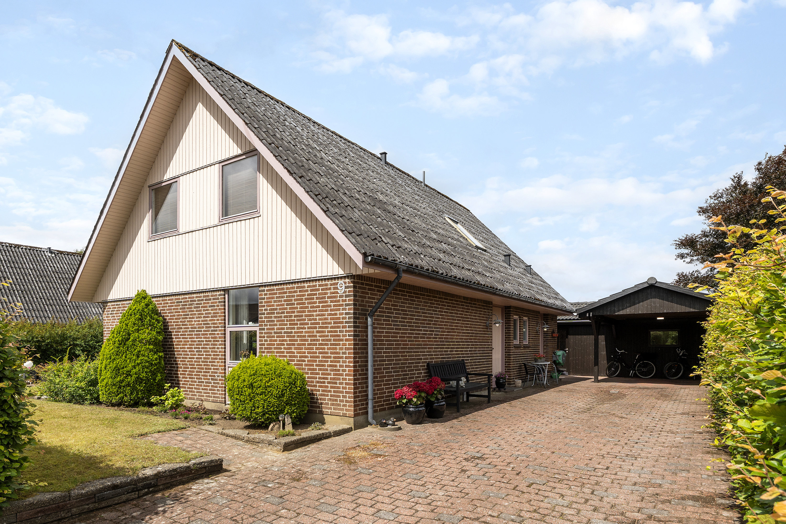 Fremhævet facade billede i fuldskærmstilstand. Billede af Toplærkevej 9, 9800 Hjørring