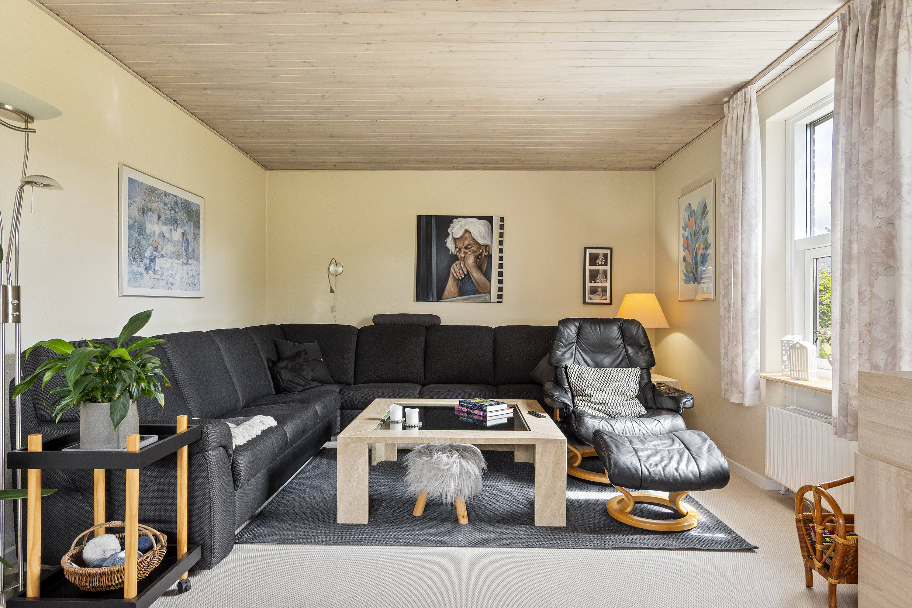 Fremhævet stue billede i fuldskærmstilstand. Billede af Toplærkevej 9, 9800 Hjørring