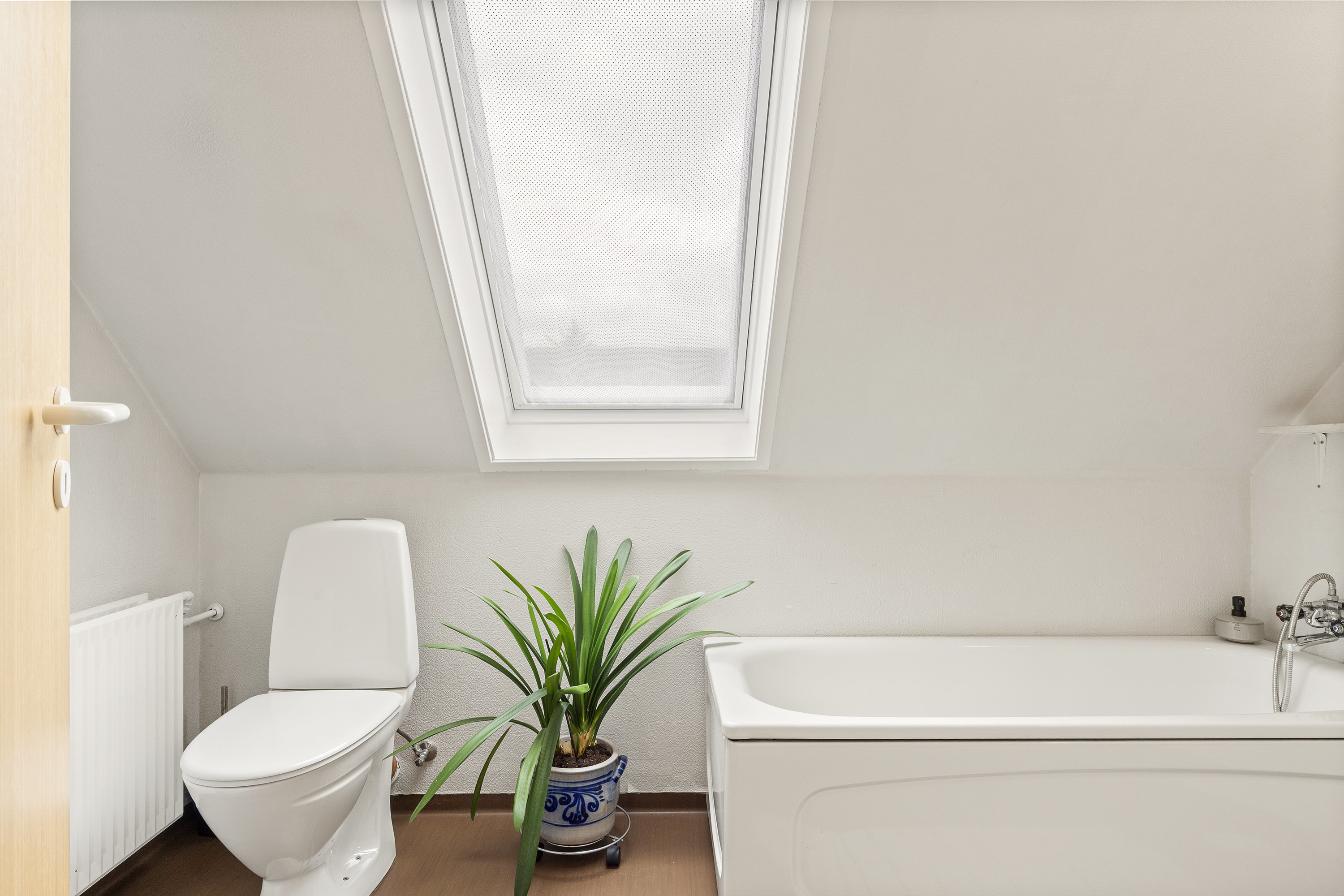 Fremhævet badeværelse billede i fuldskærmstilstand. Billede af Toplærkevej 9, 9800 Hjørring