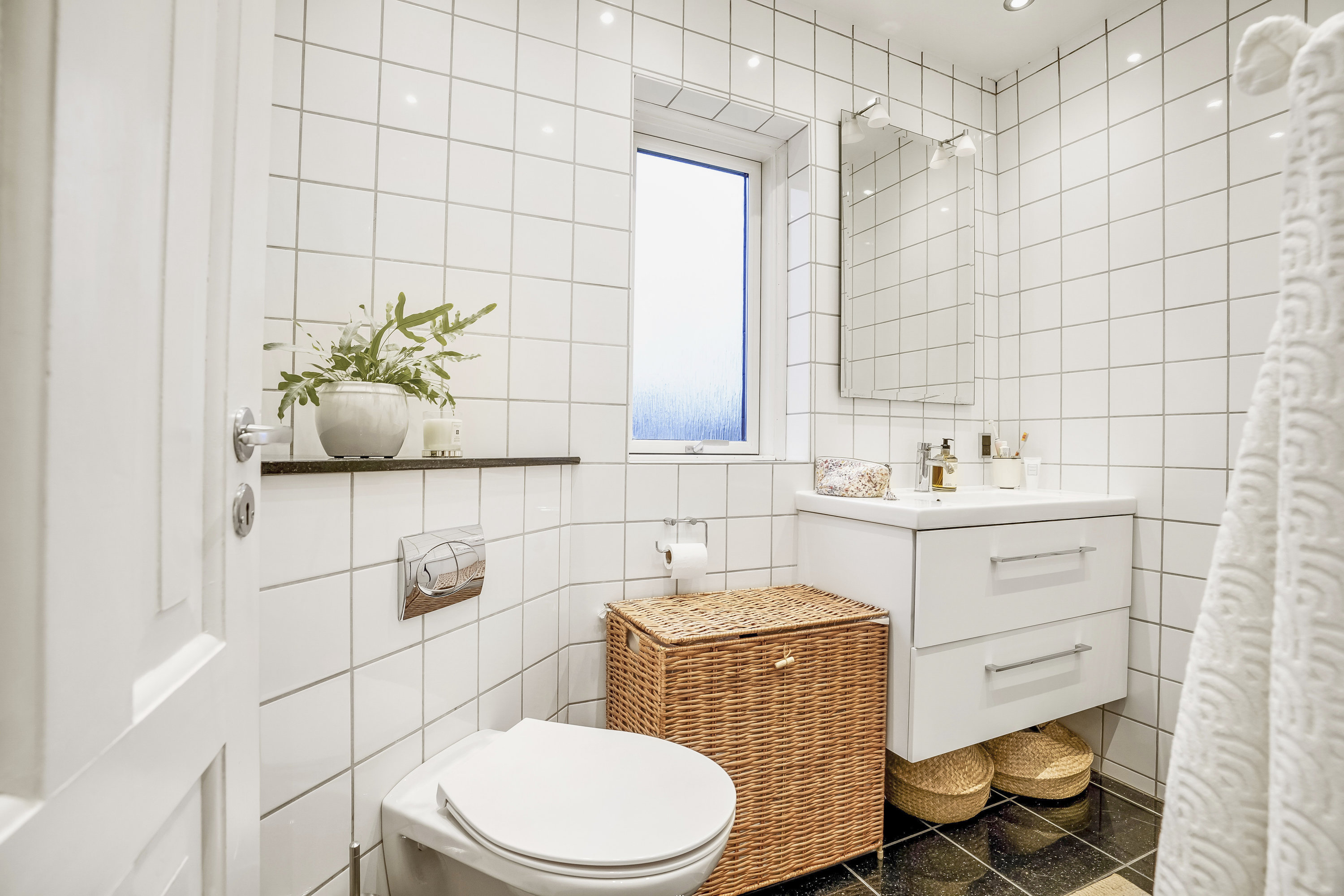 Fremhævet toilet billede i fuldskærmstilstand. Billede af Kastanievej 12, 1., 5230 Odense M