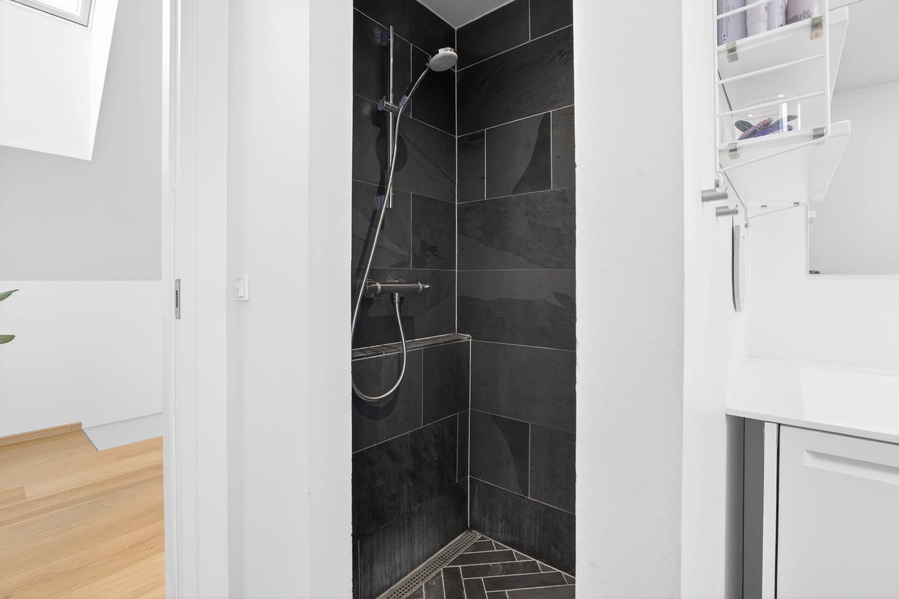 Fremhævet bad billede i fuldskærmstilstand. Billede af Tranemosevej 64, 2750 Ballerup