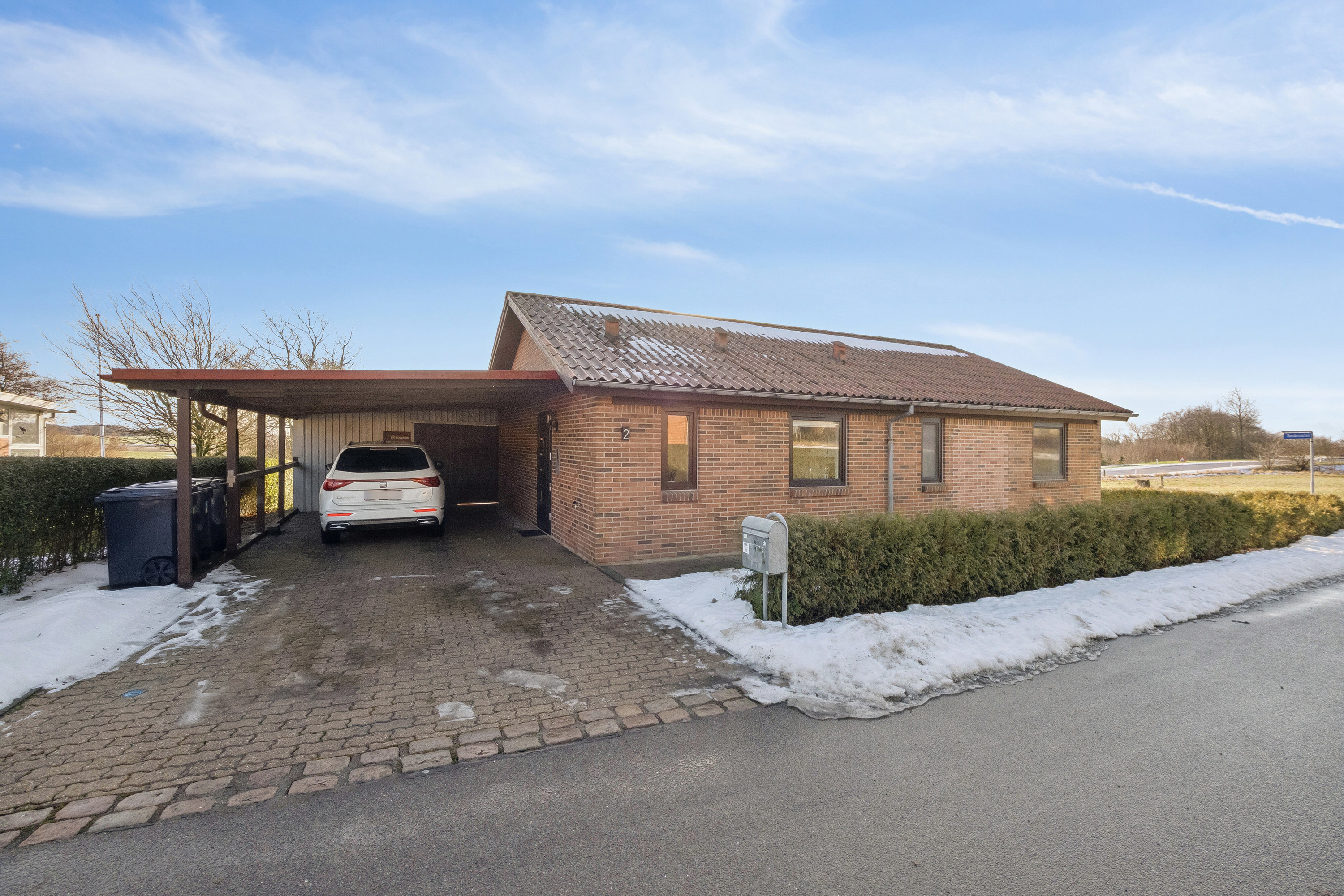 Villa: Set fra vejen på Søndermarken 2, 7752 Snedsted