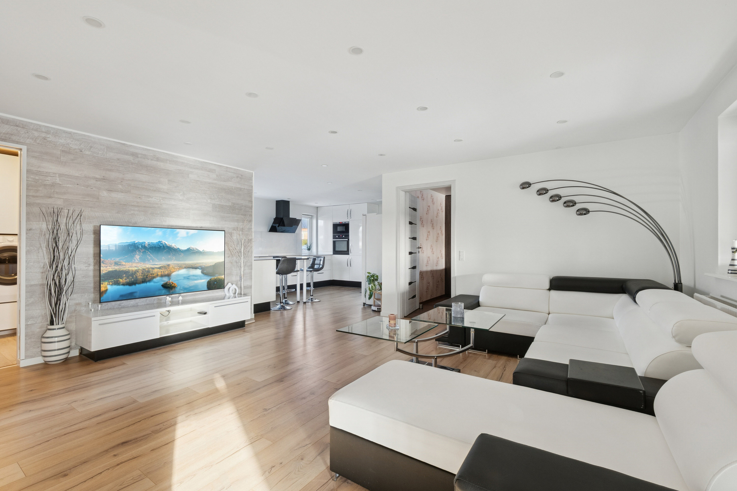 Fremhævet stue billede i fuldskærmstilstand. Billede af Søndermarken 2, 7752 Snedsted