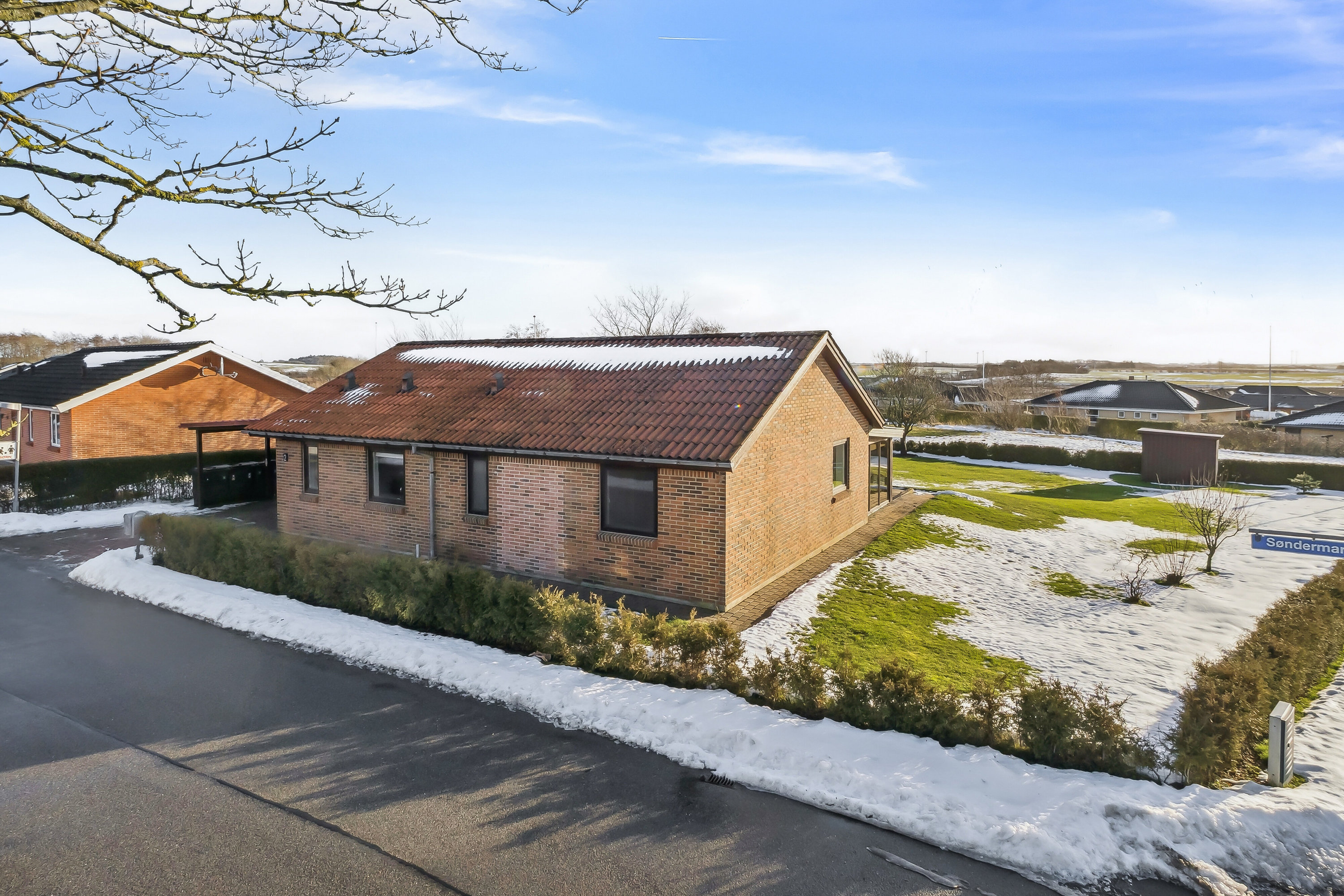 Fremhævet set fra vejen billede i fuldskærmstilstand. Billede af Søndermarken 2, 7752 Snedsted