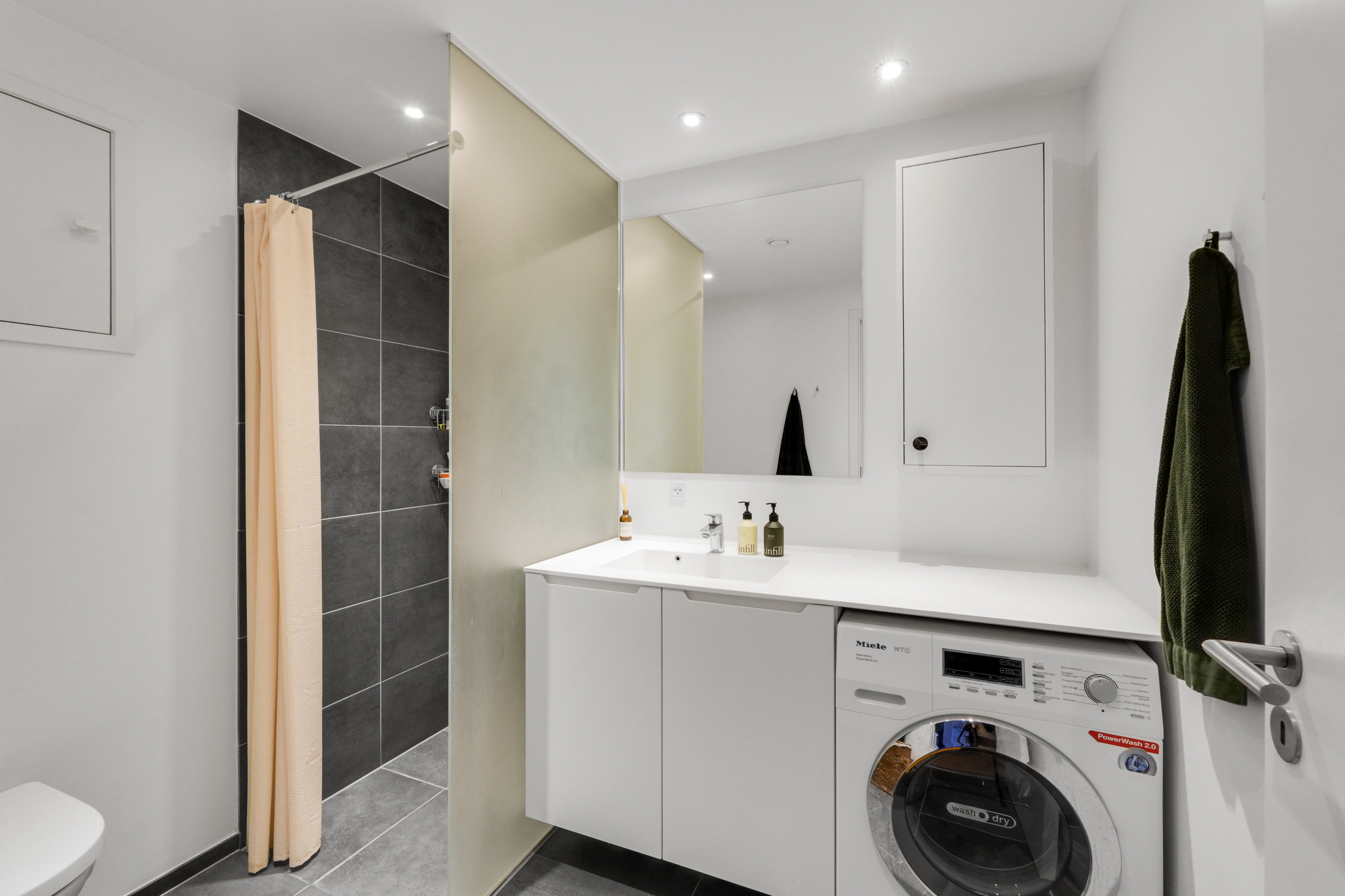 Fremhævet andet billede i fuldskærmstilstand. Billede af Robert Jacobsens Vej 5A, 1. mf., 2300 København S