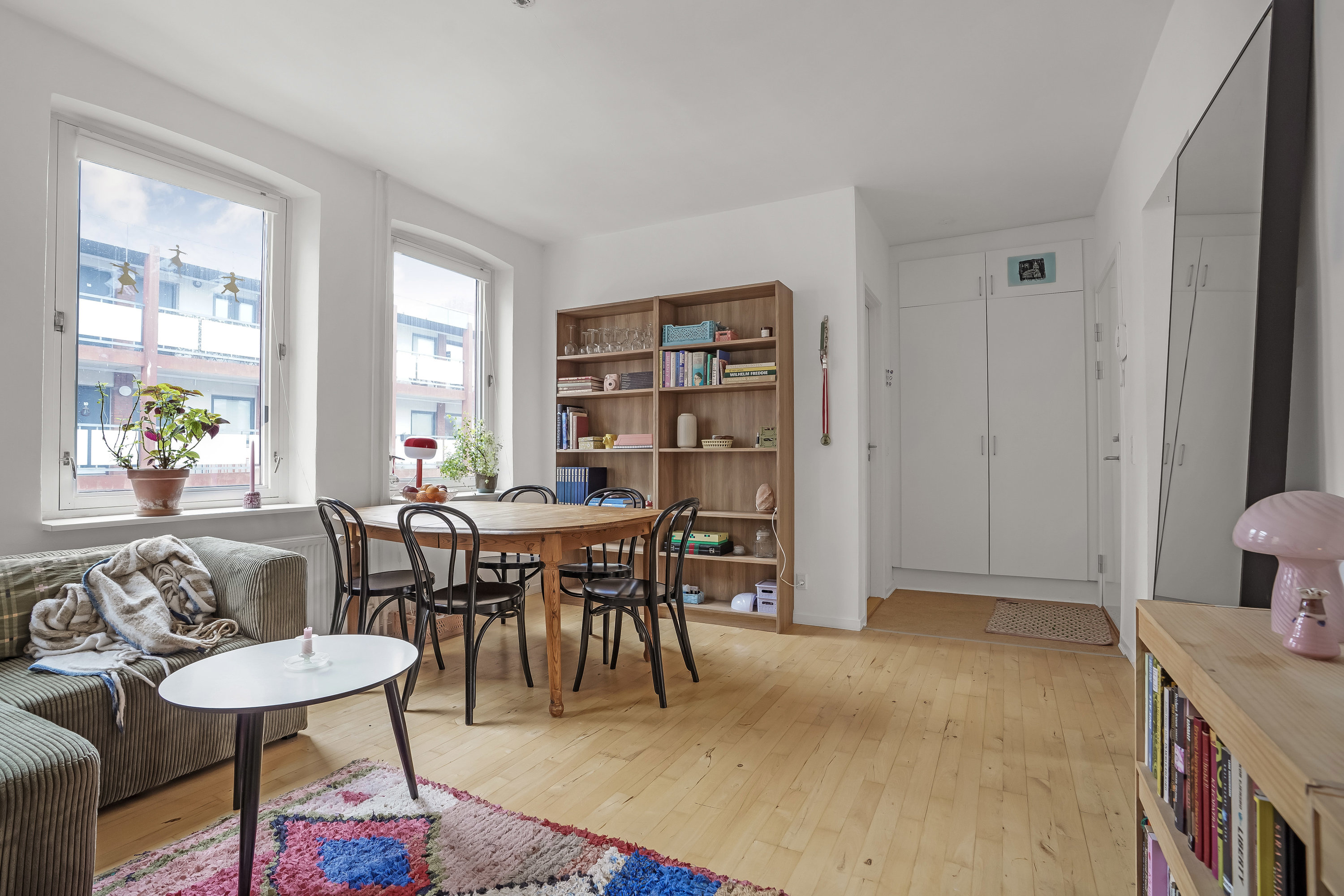 Fremhævet stue billede i fuldskærmstilstand. Billede af Rødegårdsvej 34, 1., 5000 Odense C