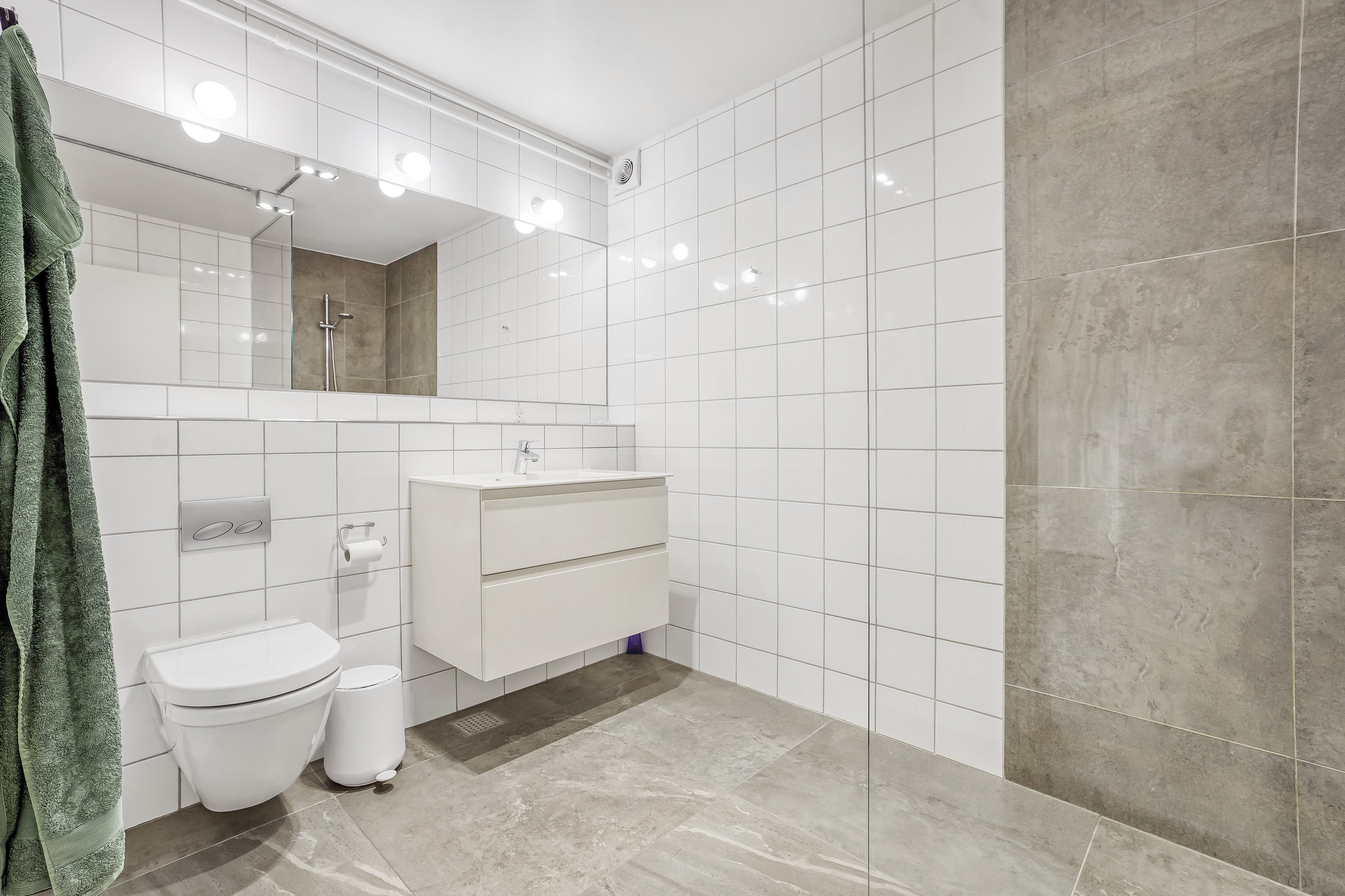 Fremhævet badeværelse billede i fuldskærmstilstand. Billede af Rypebakken 15, Snestrup, 5210 Odense NV