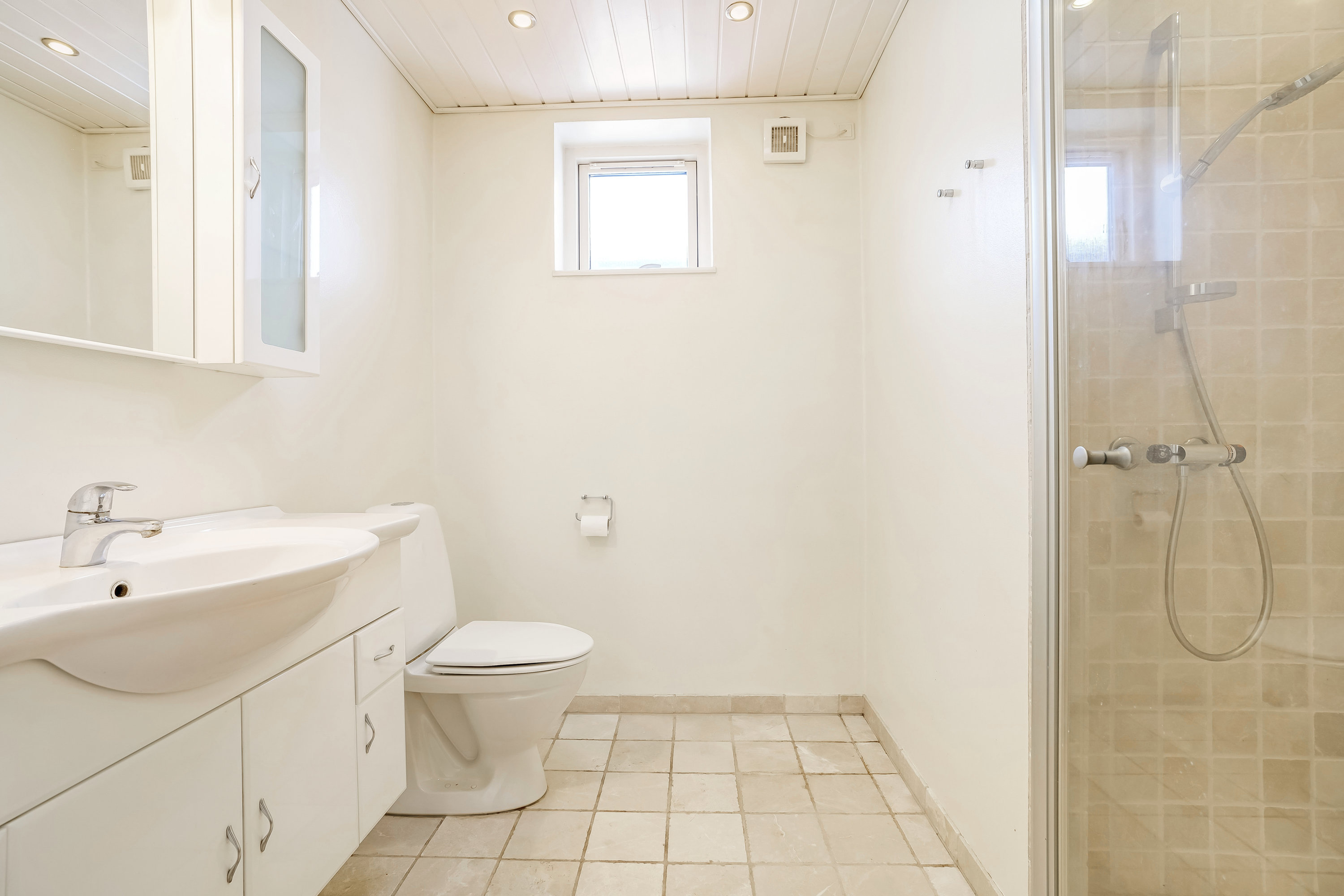 Fremhævet badeværelse billede i fuldskærmstilstand. Billede af Bakkevænget 2, Tommerup St, 5690 Tommerup