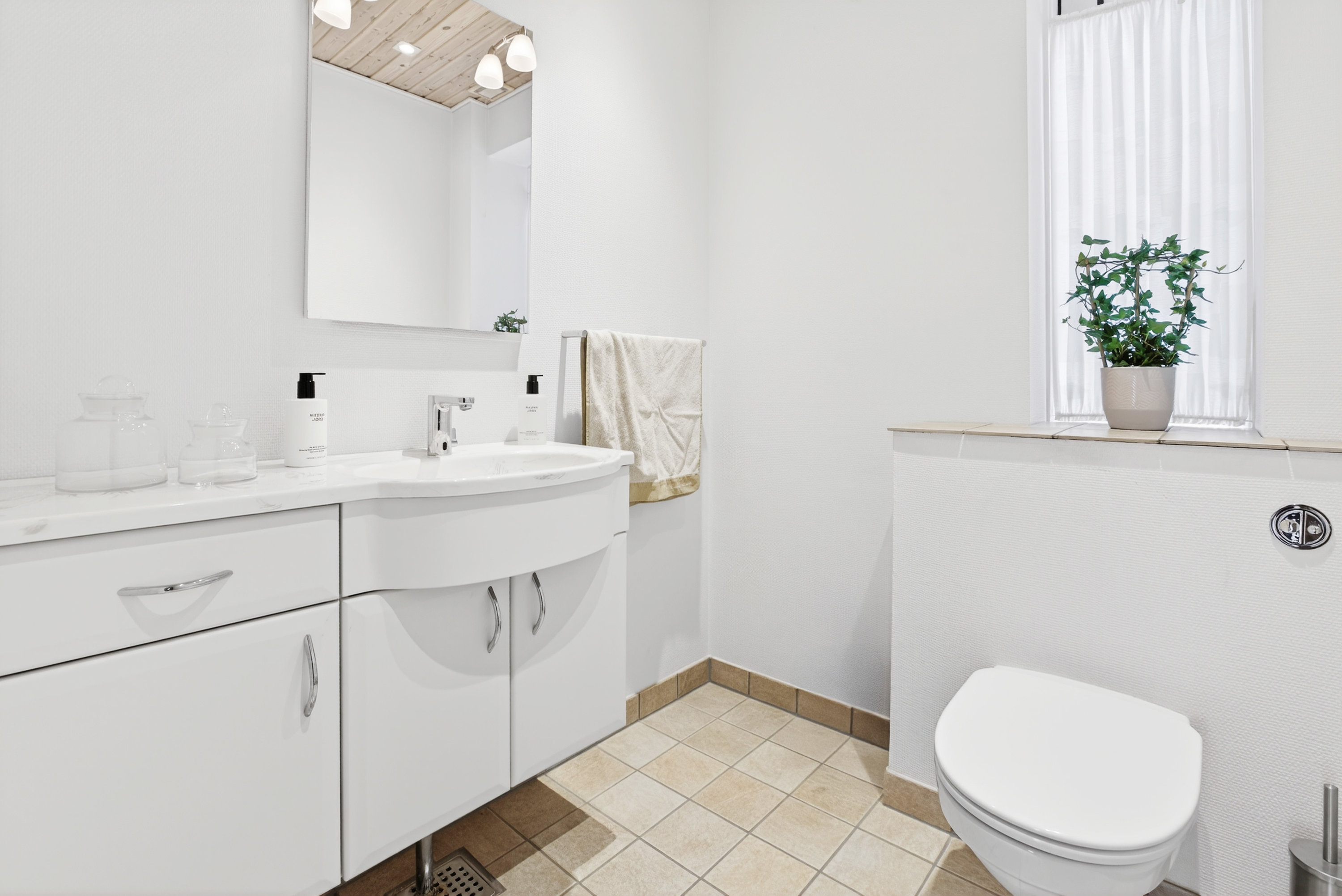 Fremhævet toilet billede i fuldskærmstilstand. Billede af Højdevej 12, 2750 Ballerup