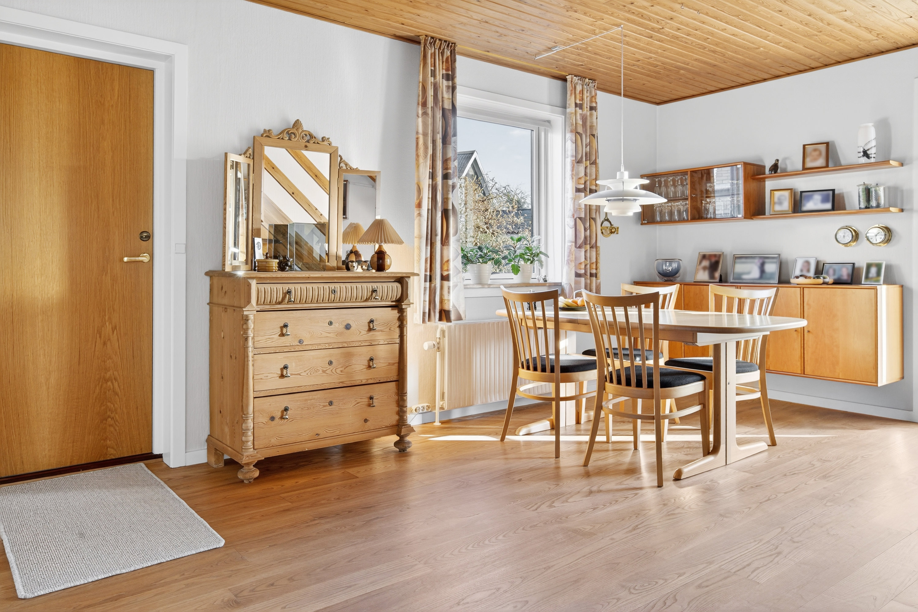 Fremhævet entré / spisestue billede i fuldskærmstilstand. Billede af Højdevej 12, 2750 Ballerup