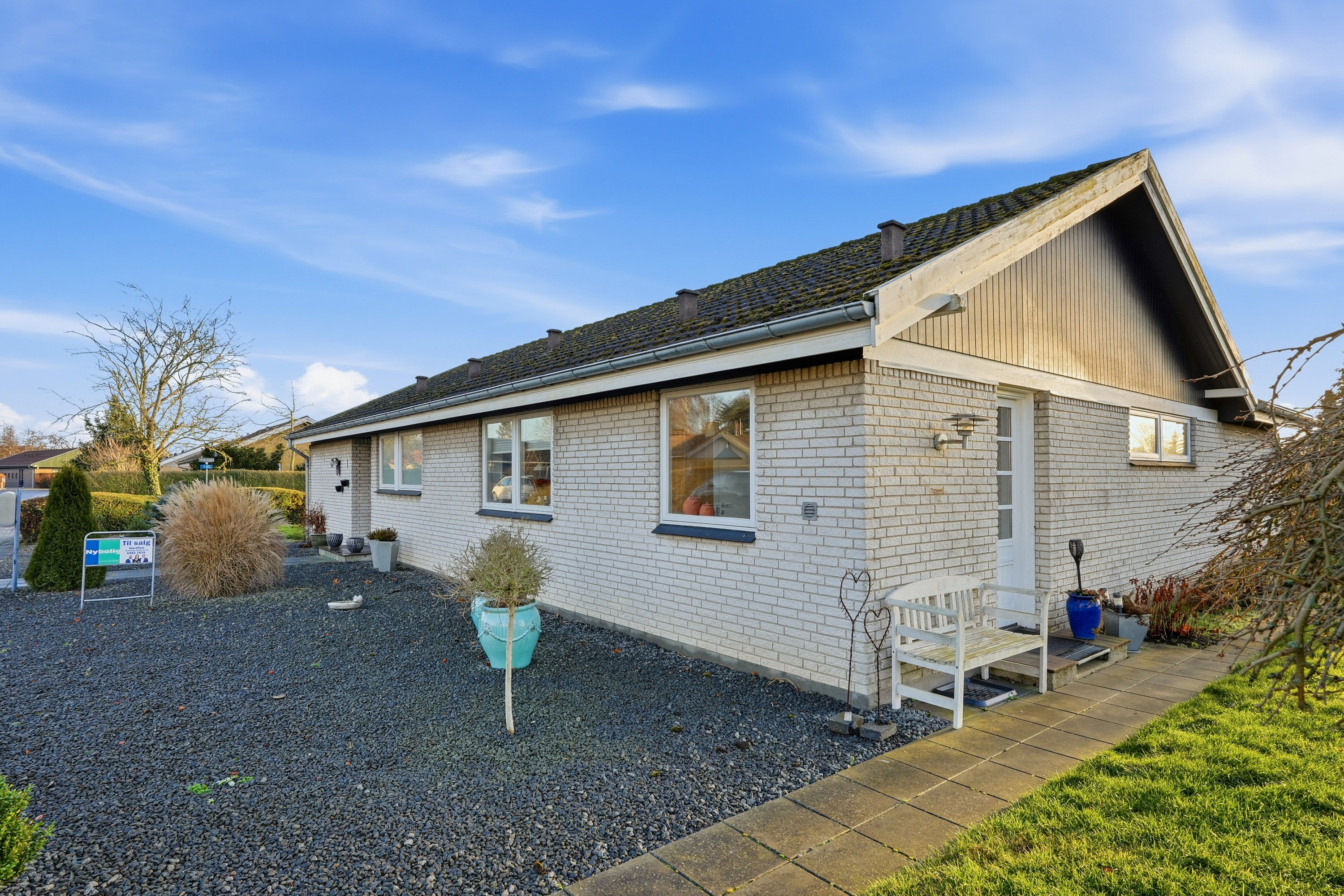 Fremhævet facade billede i fuldskærmstilstand. Billede af Rugvangen 1, Otterup, 5450 Otterup