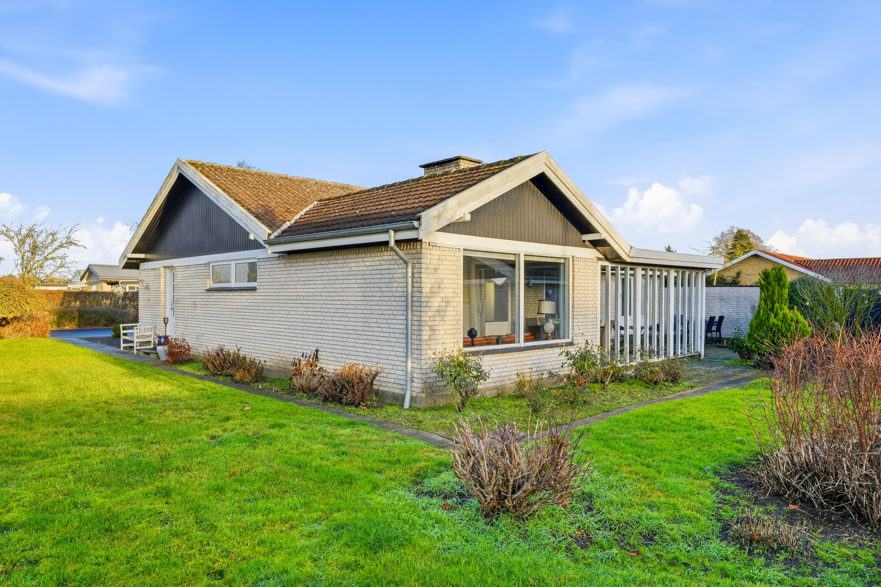 Fremhævet facade billede i fuldskærmstilstand. Billede af Rugvangen 1, Otterup, 5450 Otterup