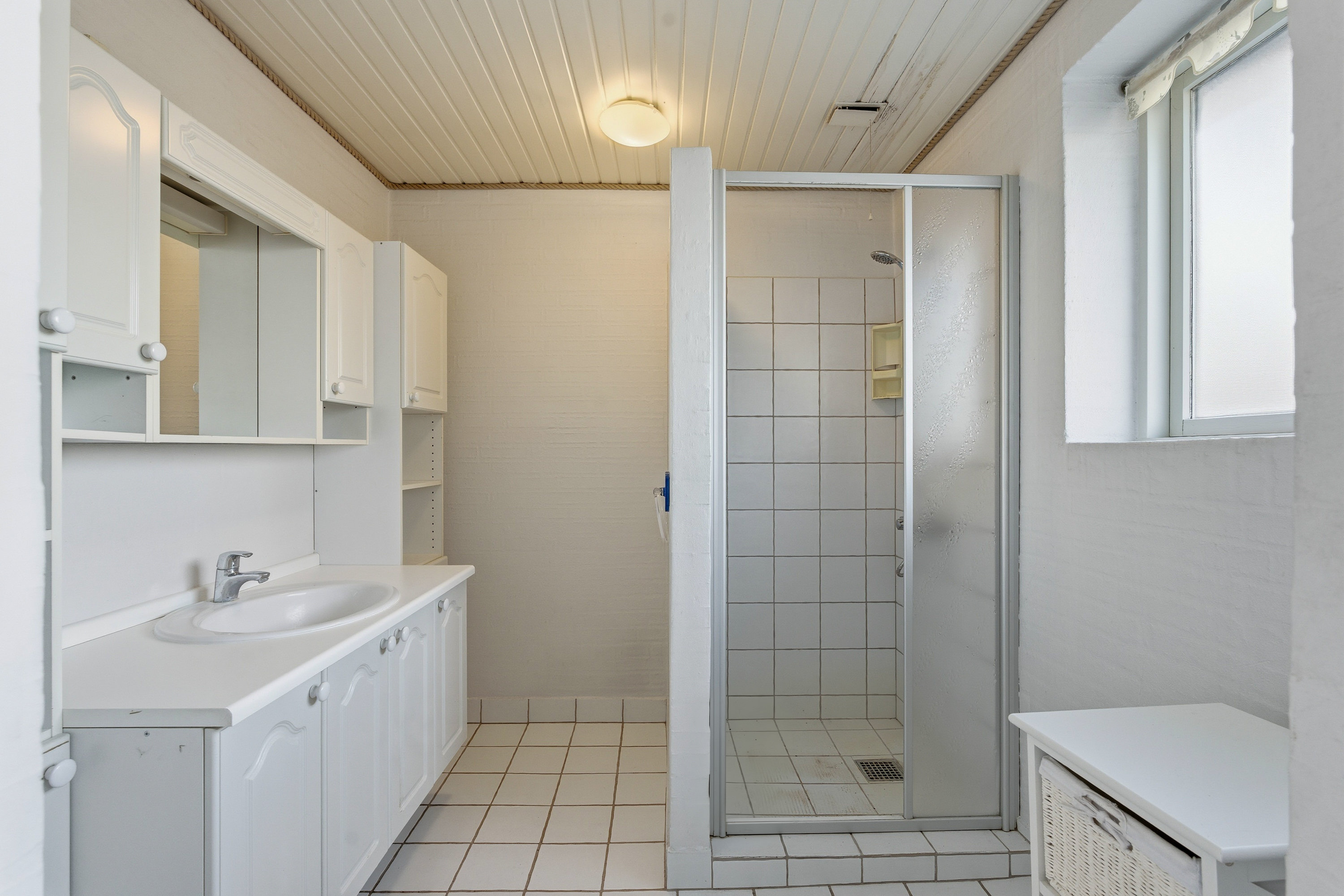 Fremhævet badeværelse billede i fuldskærmstilstand. Billede af Rugvangen 1, Otterup, 5450 Otterup