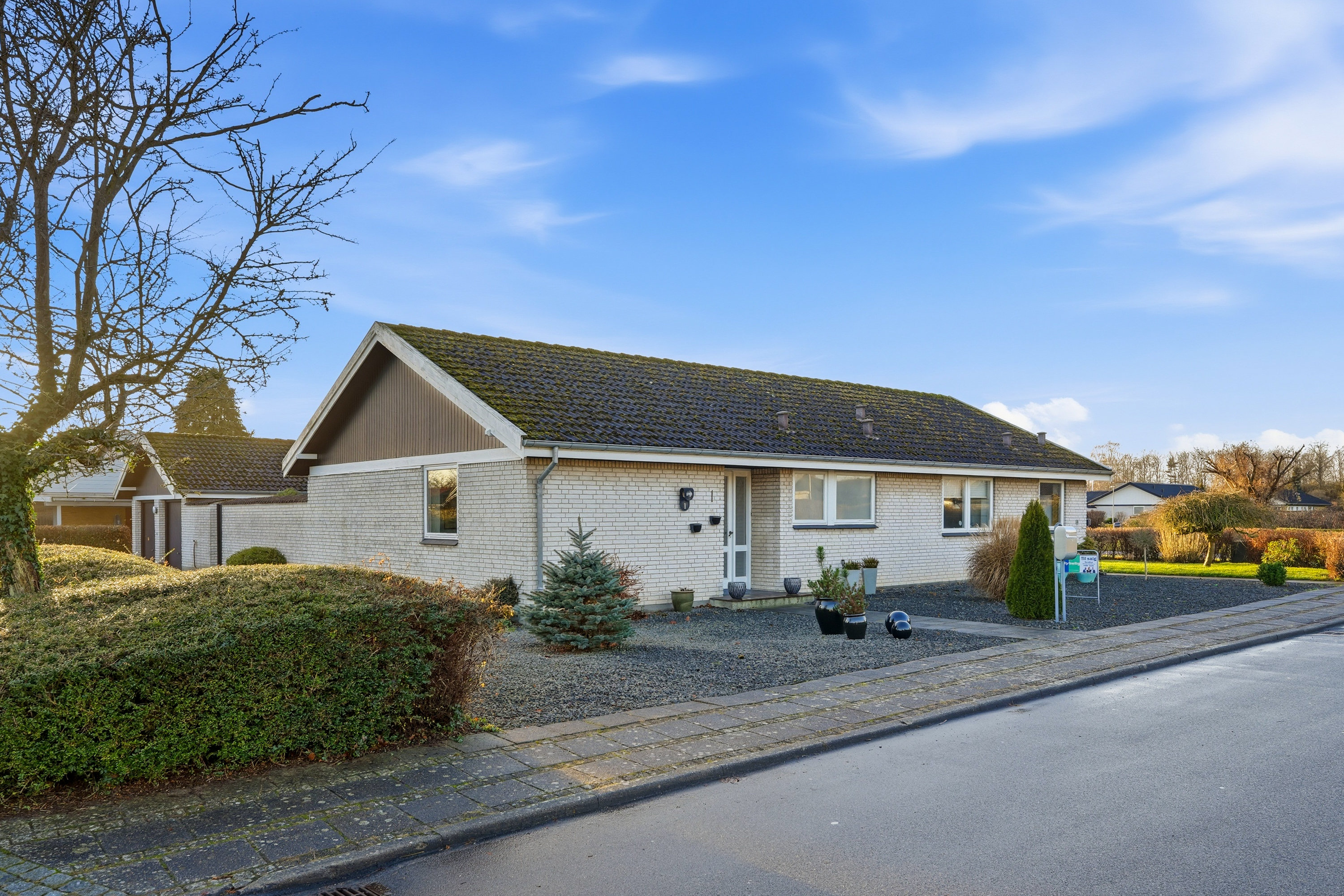 Fremhævet facade billede i fuldskærmstilstand. Billede af Rugvangen 1, Otterup, 5450 Otterup