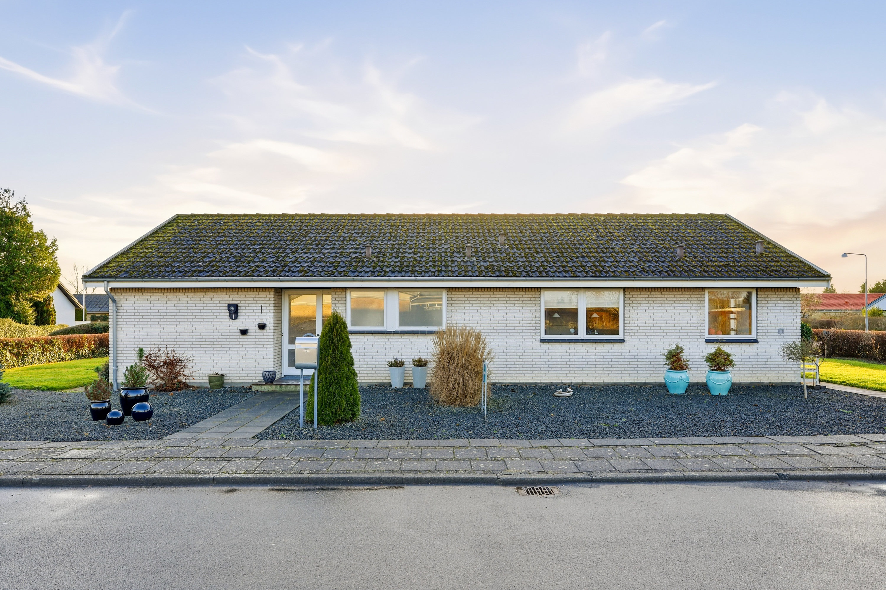 Fremhævet facade billede i fuldskærmstilstand. Billede af Rugvangen 1, Otterup, 5450 Otterup