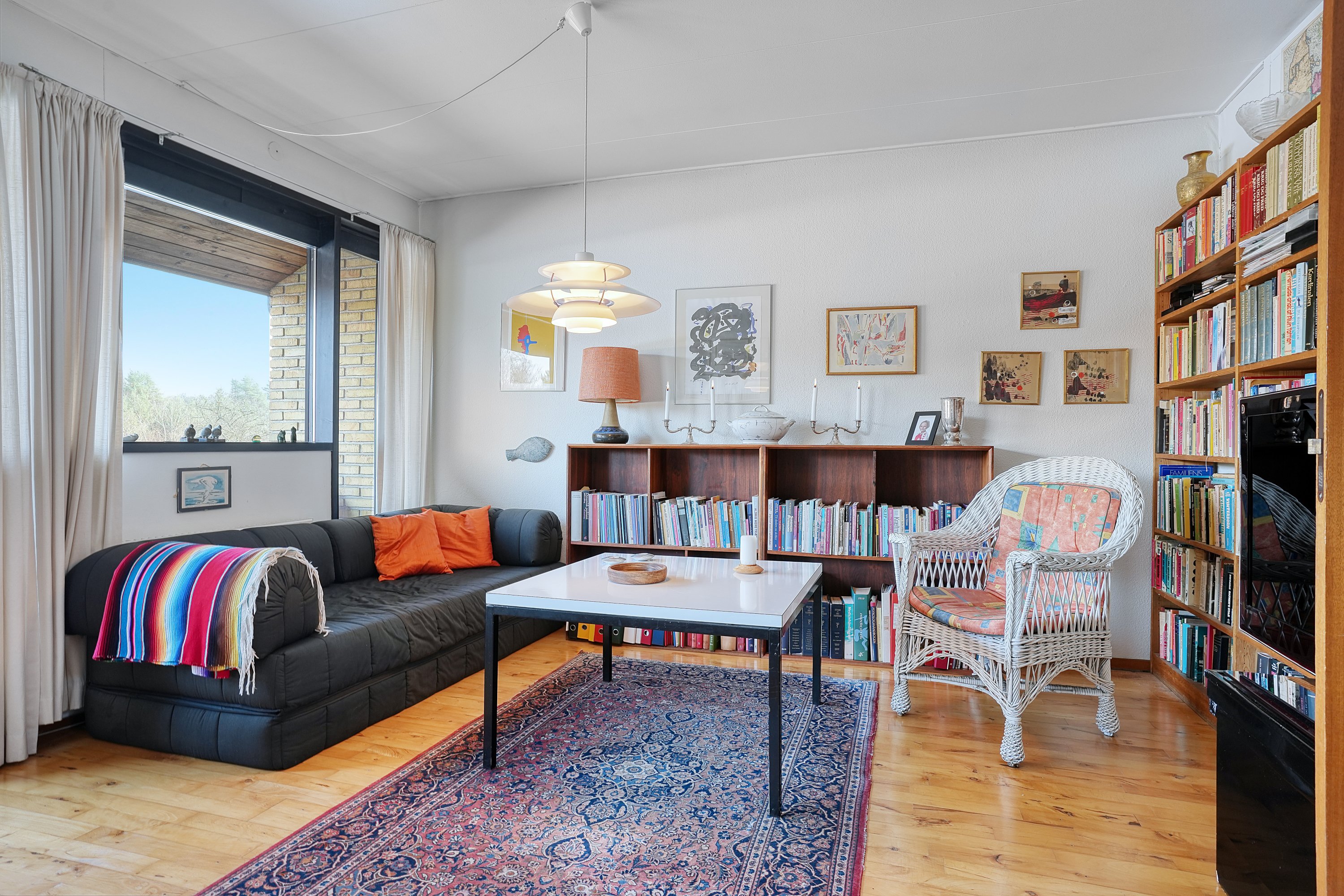 Fremhævet stue billede i fuldskærmstilstand. Billede af Højeloft Vænge 236, 3500 Værløse