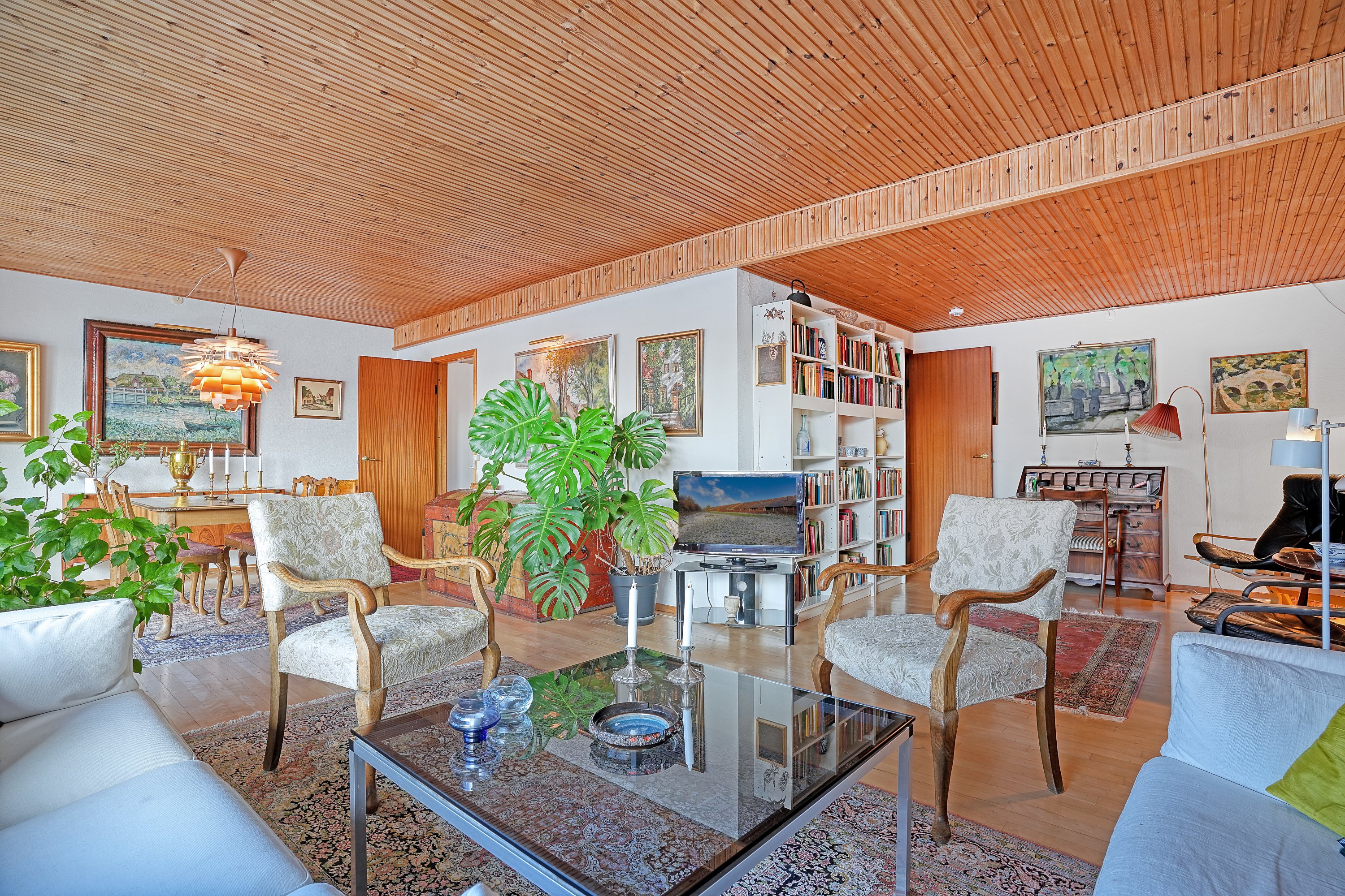 Fremhævet stue billede i fuldskærmstilstand. Billede af Højeloft Vænge 236, 3500 Værløse