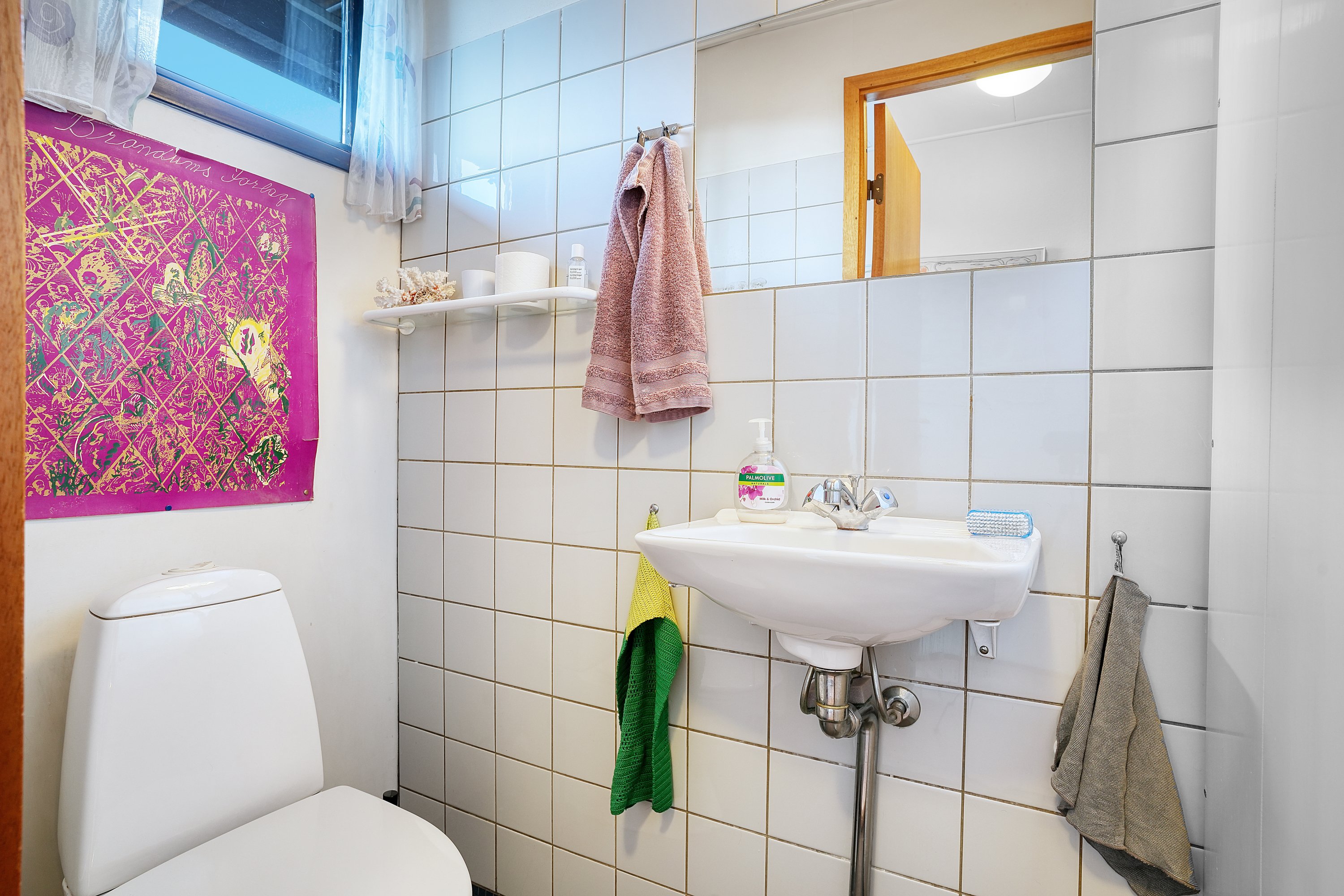 Fremhævet wc billede i fuldskærmstilstand. Billede af Højeloft Vænge 236, 3500 Værløse