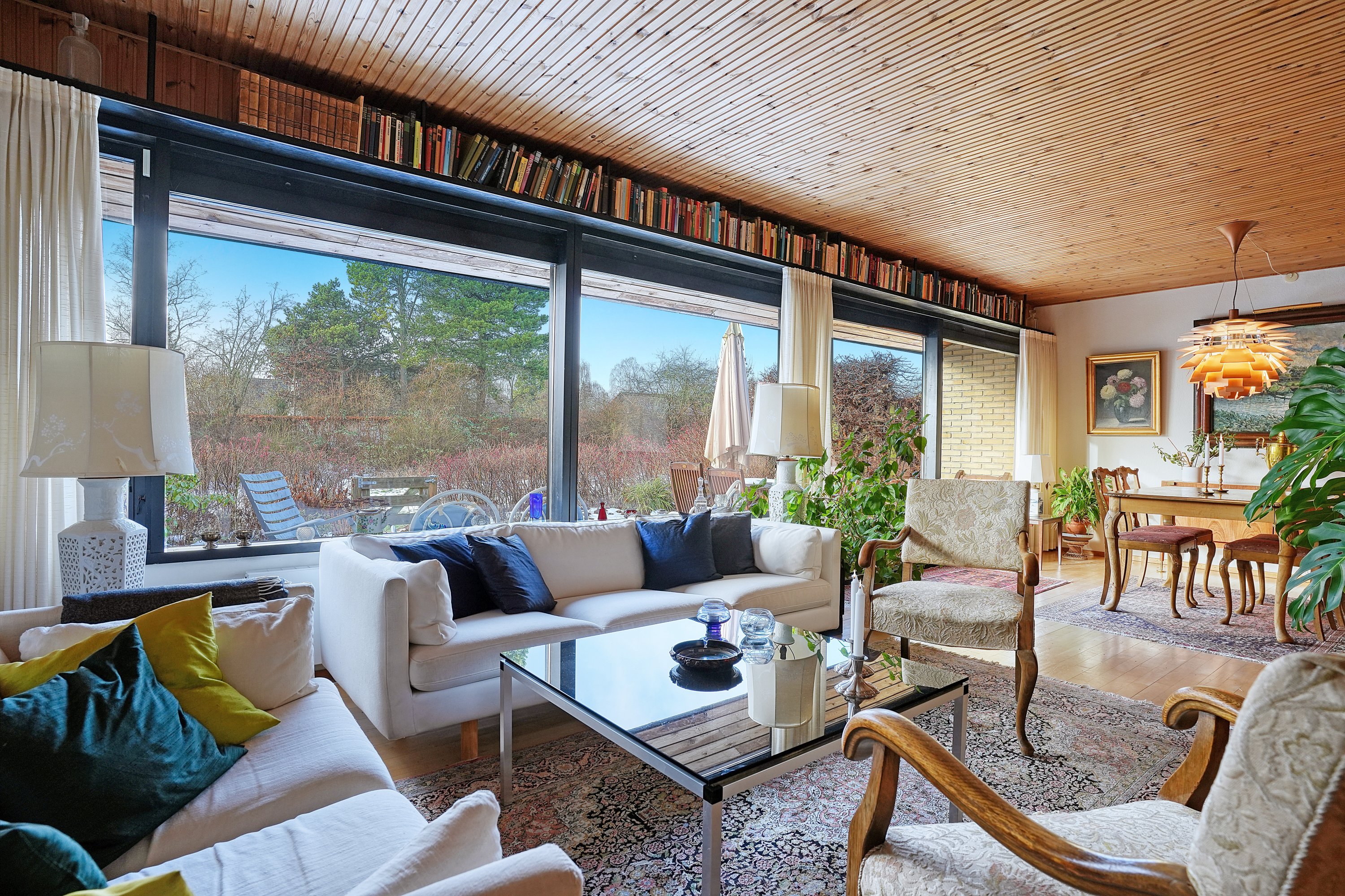 Fremhævet stue billede i fuldskærmstilstand. Billede af Højeloft Vænge 236, 3500 Værløse