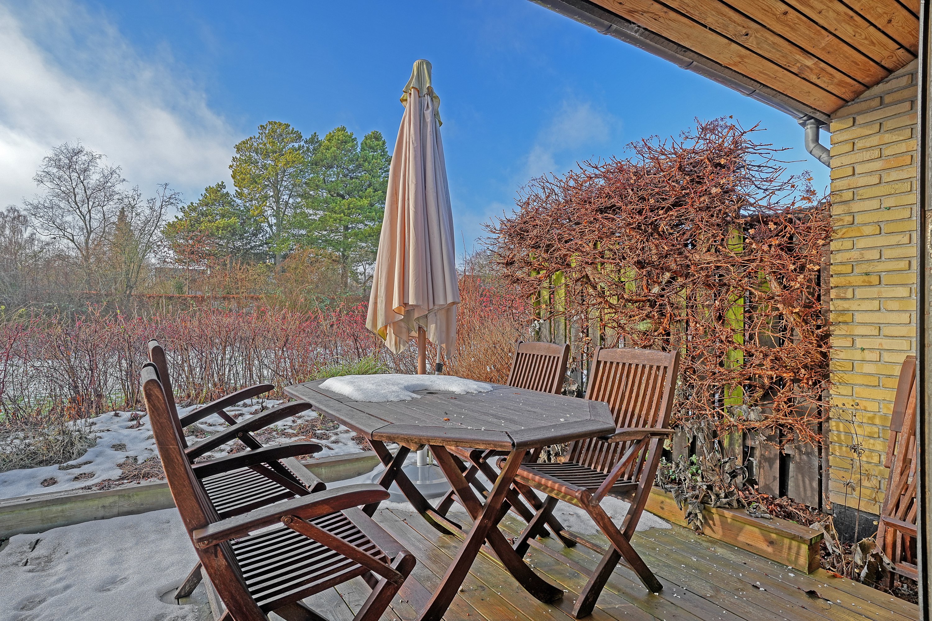 Fremhævet terrasse billede i fuldskærmstilstand. Billede af Højeloft Vænge 236, 3500 Værløse