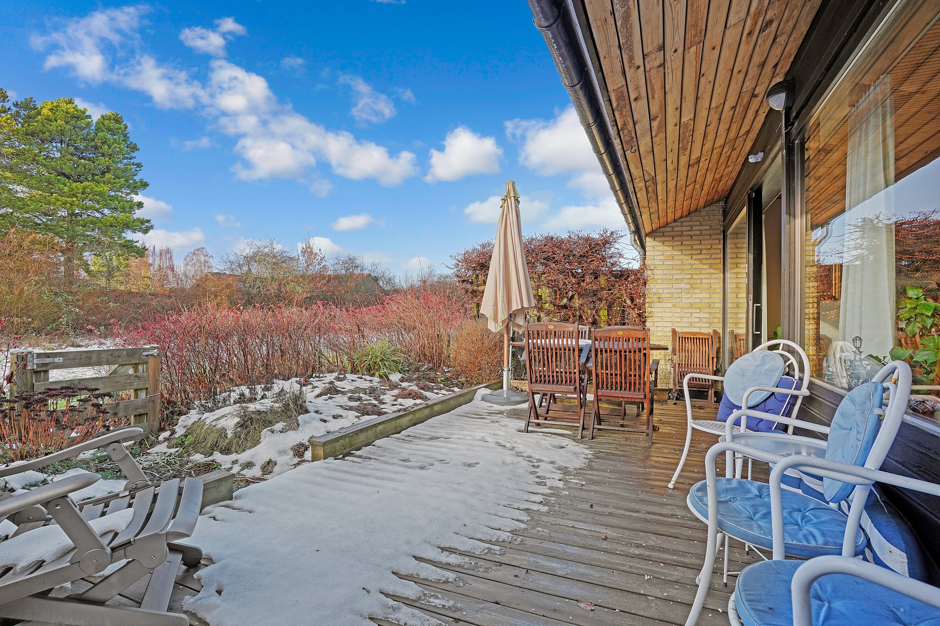 Fremhævet terrasse billede i fuldskærmstilstand. Billede af Højeloft Vænge 236, 3500 Værløse