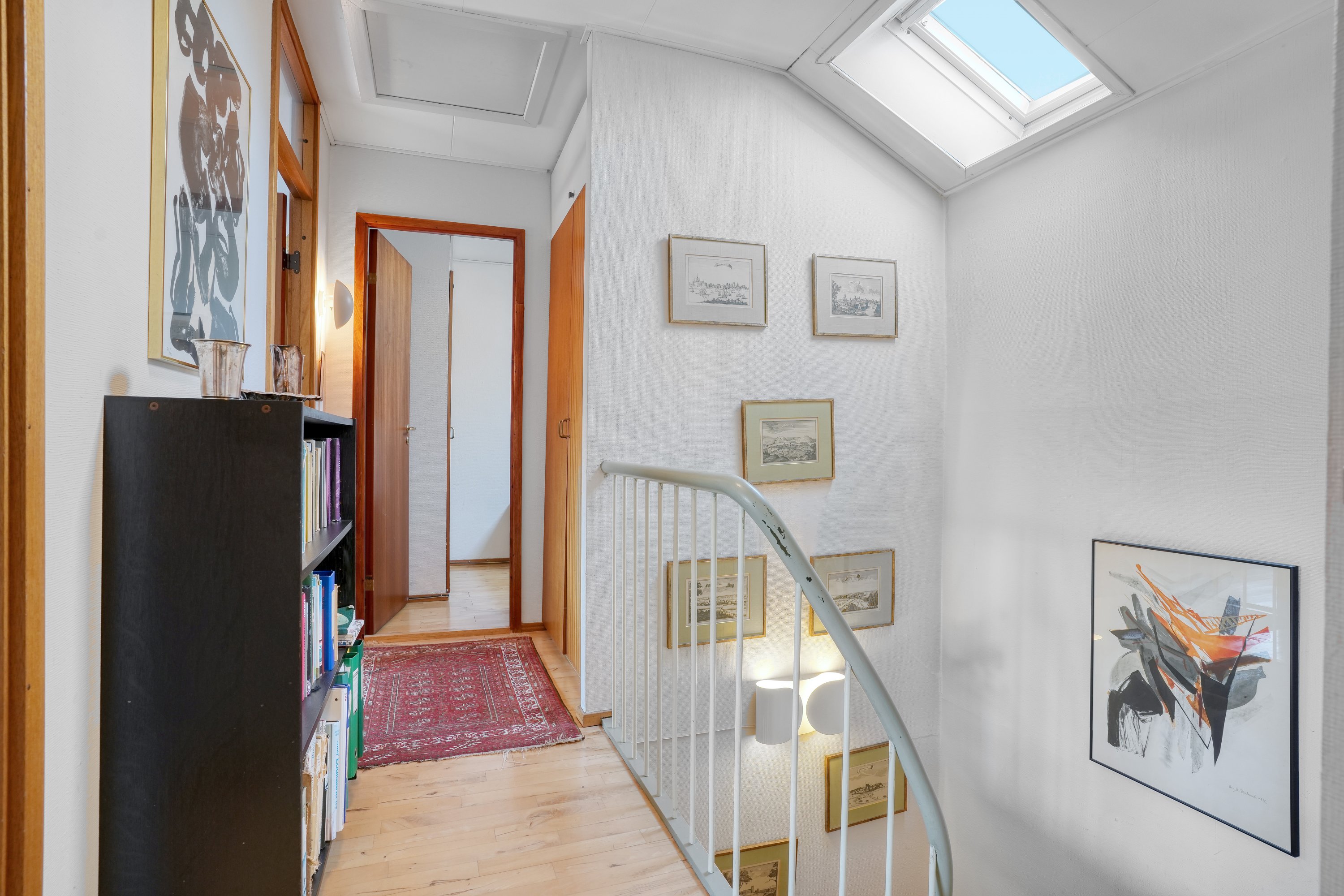 Fremhævet 1. sal billede i fuldskærmstilstand. Billede af Højeloft Vænge 236, 3500 Værløse