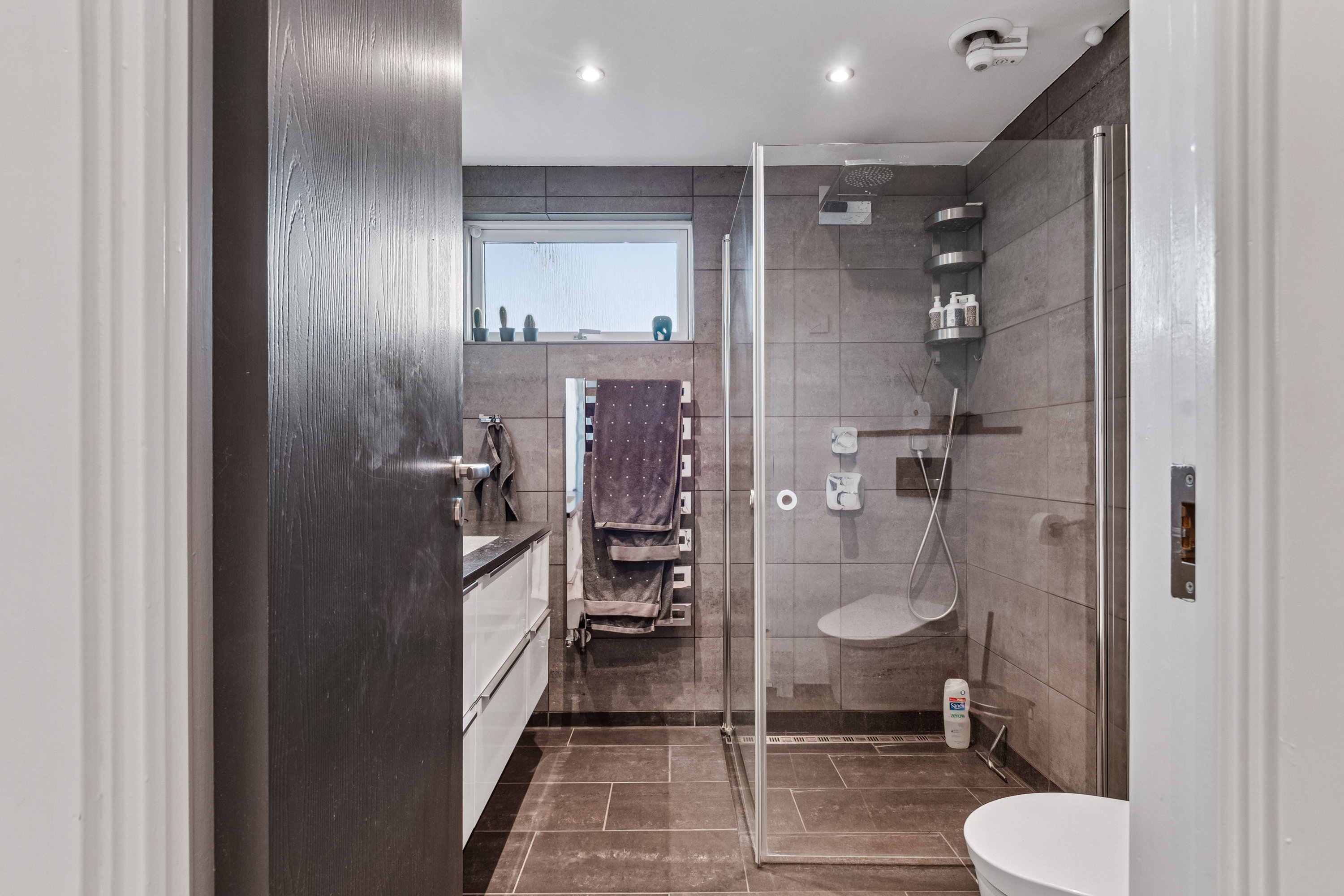 Fremhævet badeværelse billede i fuldskærmstilstand. Billede af Poppelvej 12, 2791 Dragør