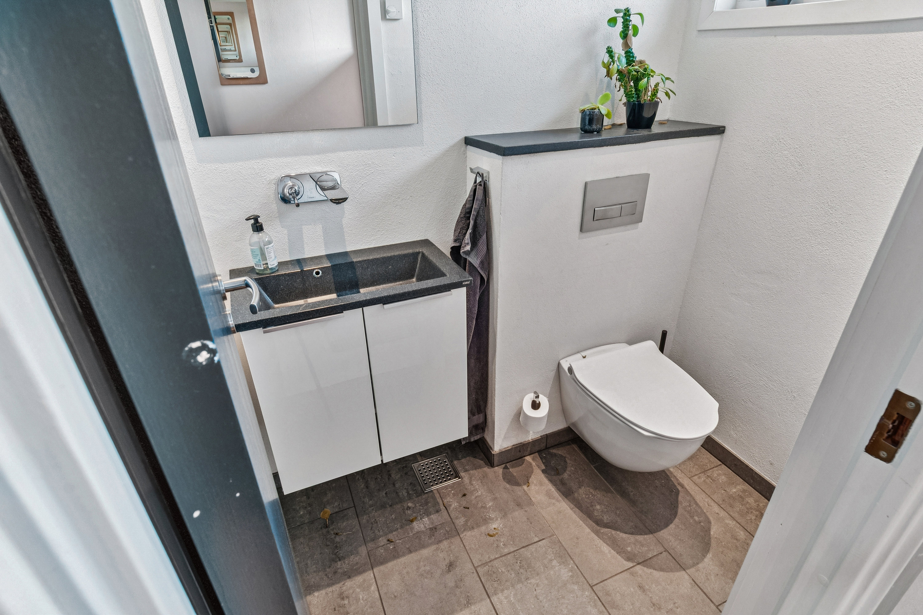 Fremhævet badeværelse billede i fuldskærmstilstand. Billede af Poppelvej 12, 2791 Dragør