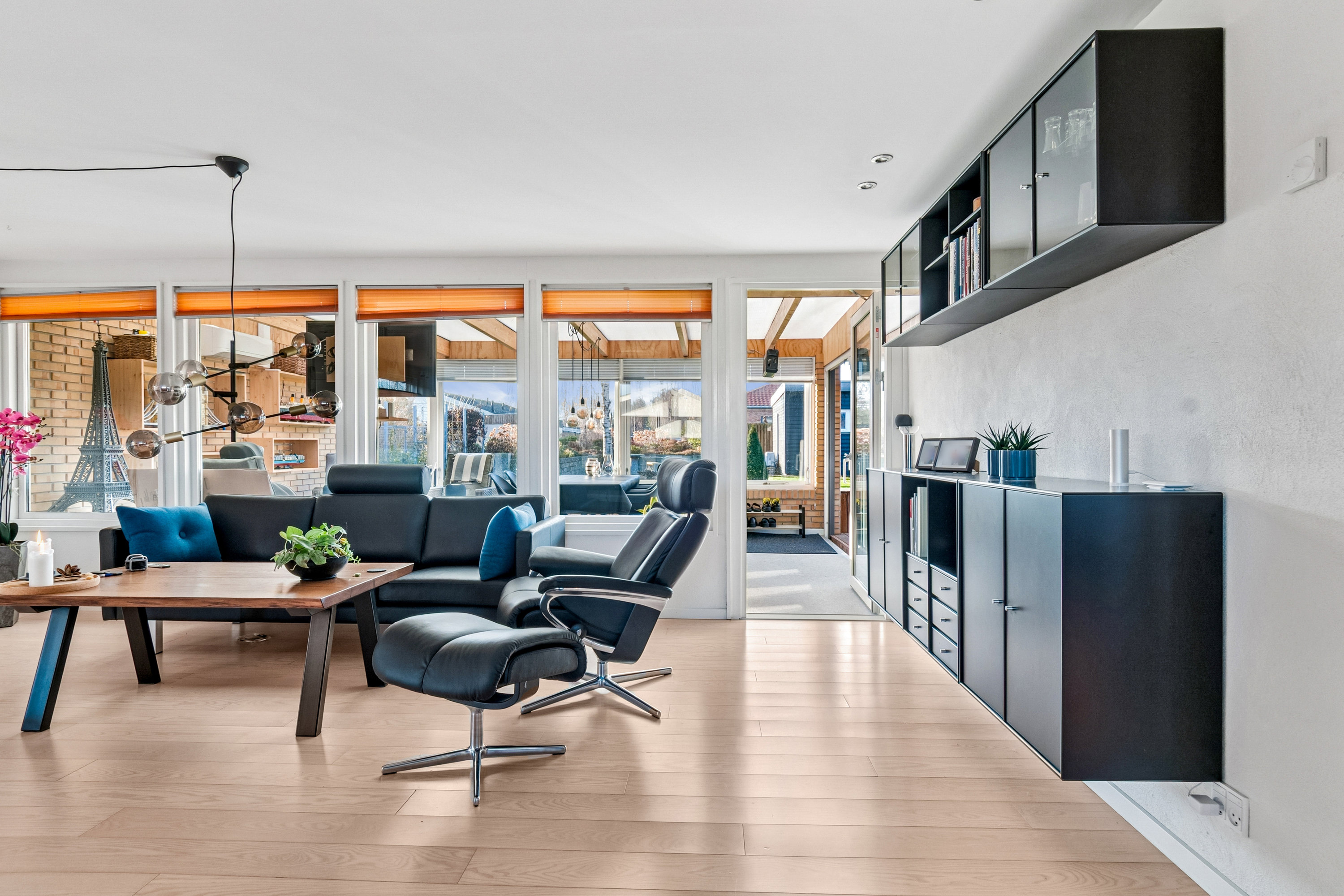 Fremhævet stue billede i fuldskærmstilstand. Billede af Poppelvej 12, 2791 Dragør