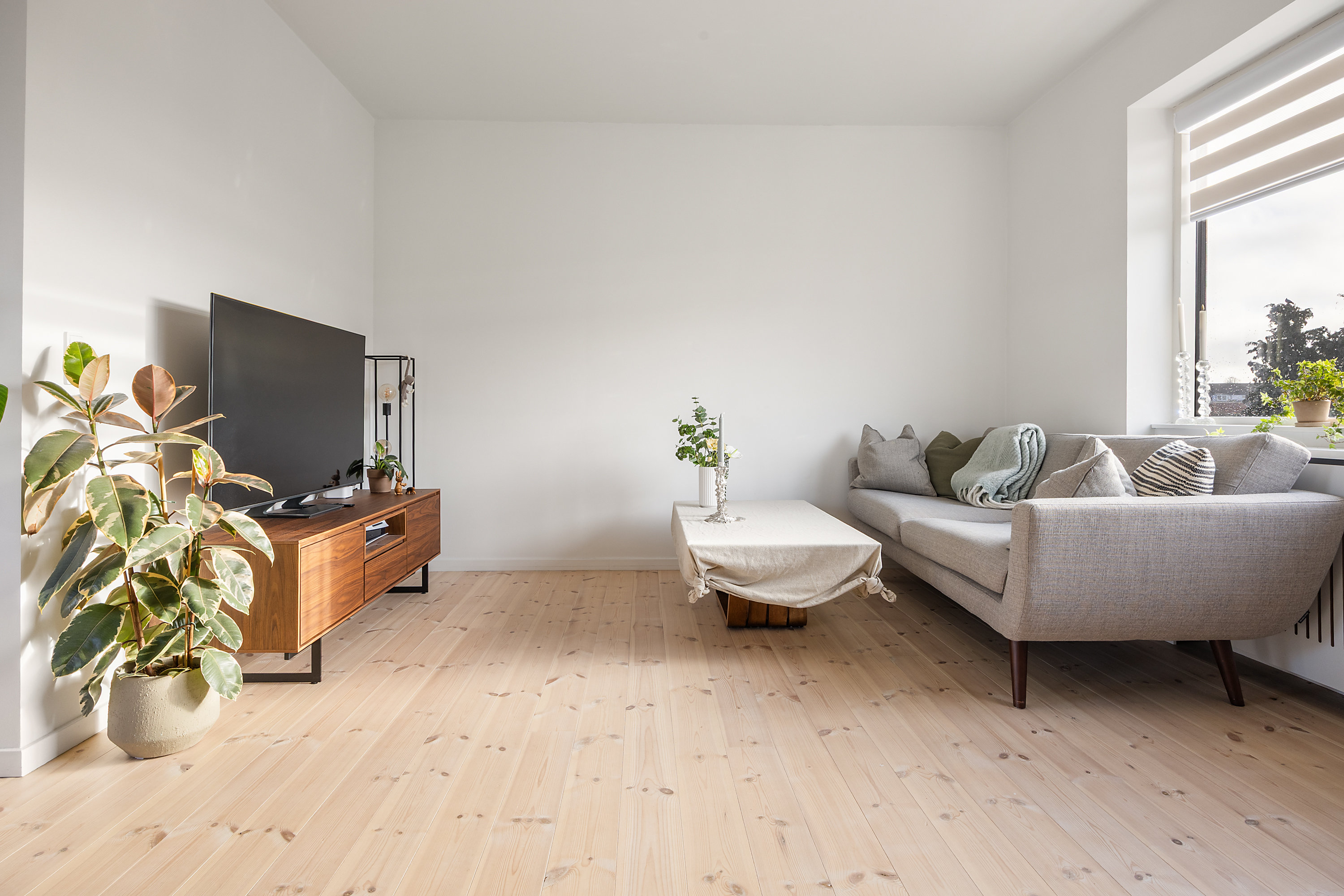 Fremhævet stue billede i fuldskærmstilstand. Billede af Emdrupvej 155, 2. tv., 2400 København NV