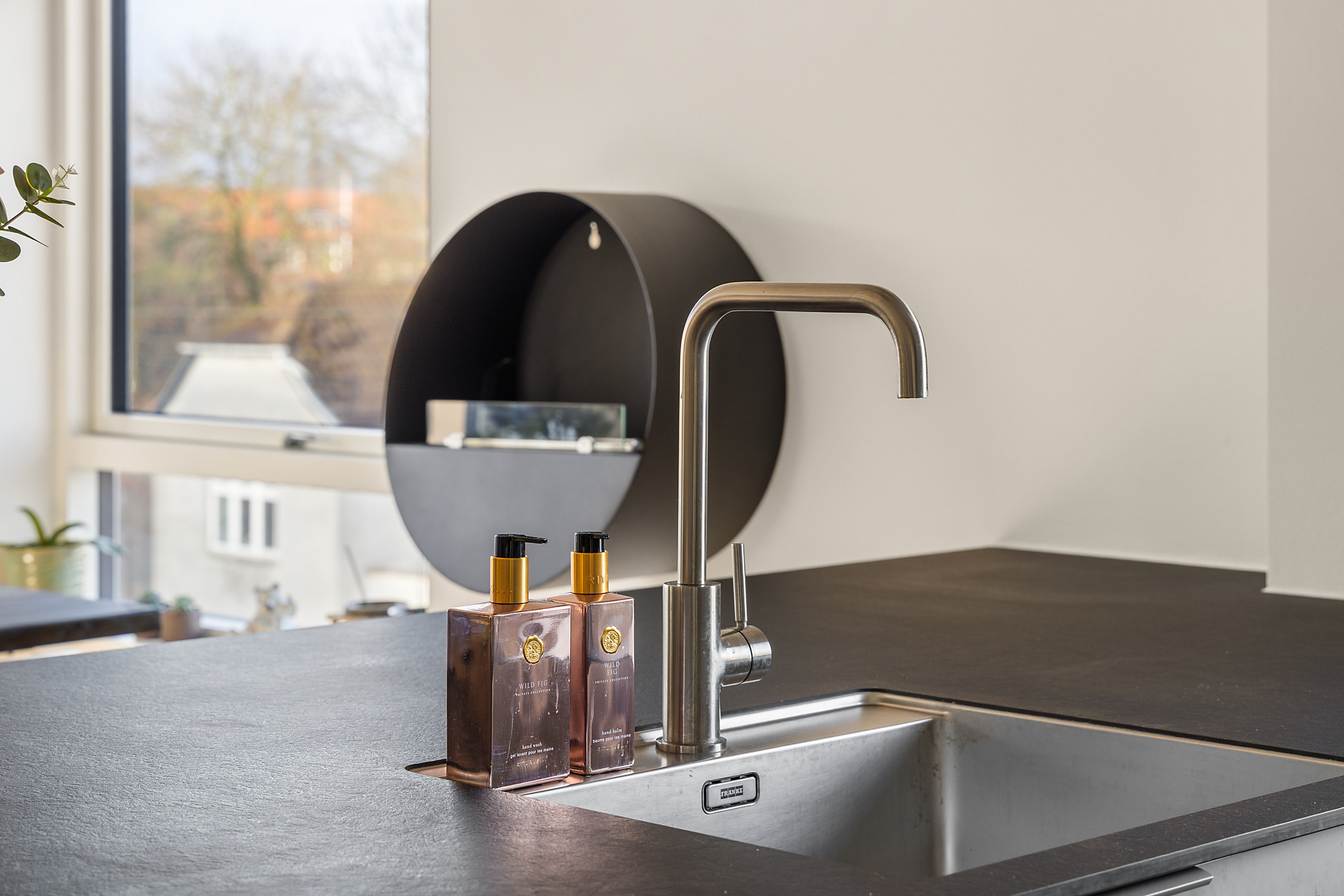 Fremhævet køkken billede i fuldskærmstilstand. Billede af Emdrupvej 155, 2. tv., 2400 København NV