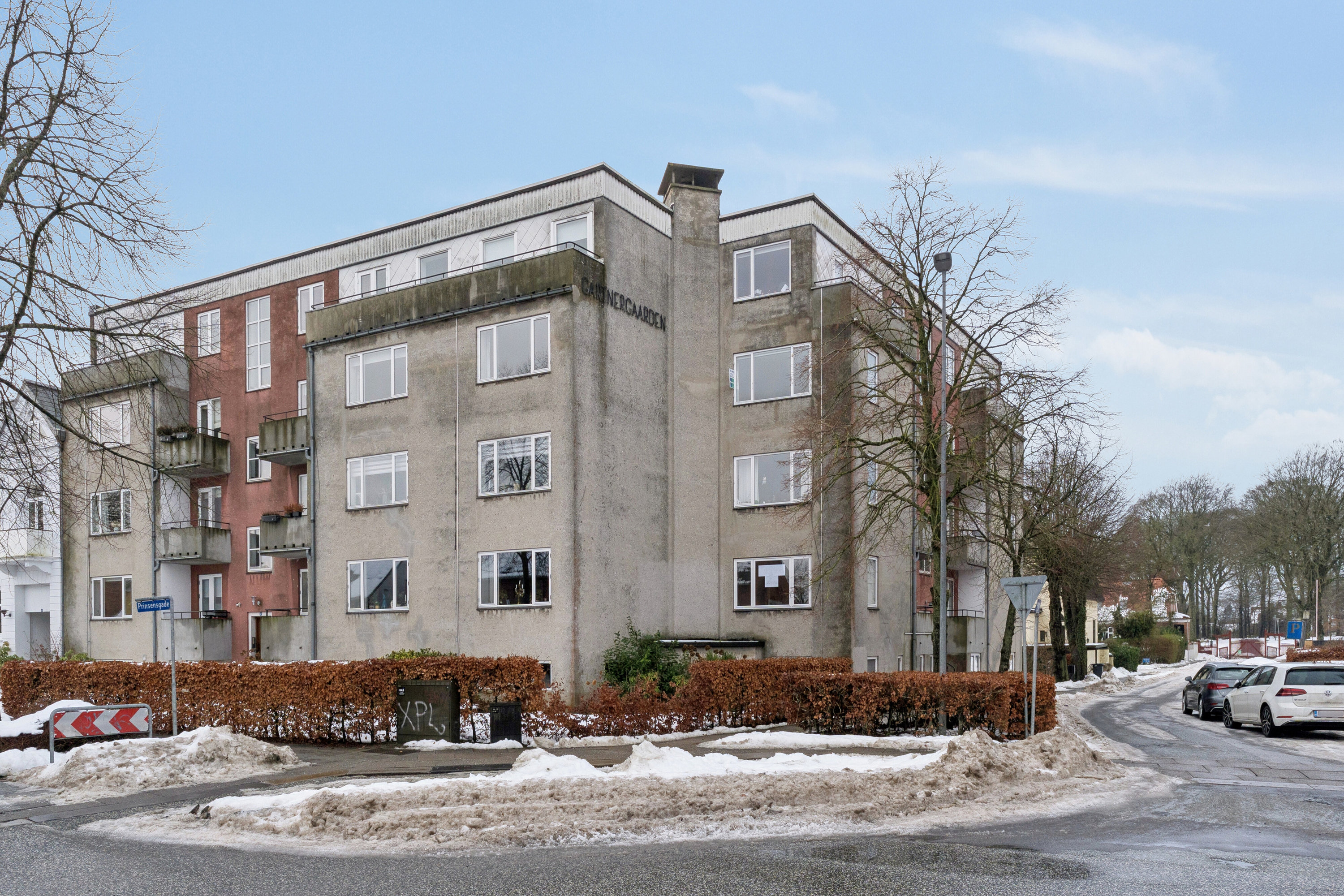 Fremhævet facade billede i fuldskærmstilstand. Billede af Prinsensgade 2, 3. tv., 9800 Hjørring