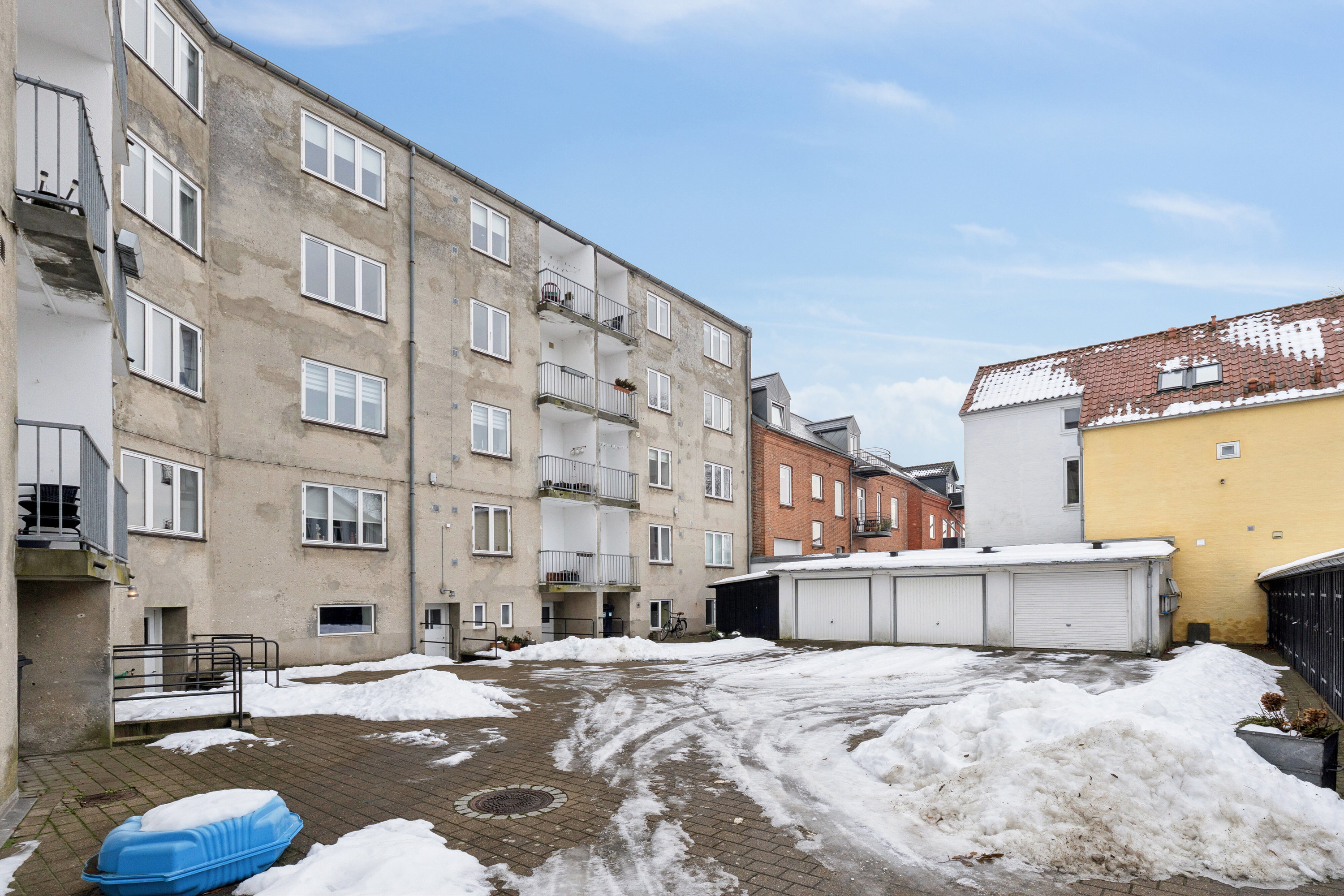 Fremhævet facade billede i fuldskærmstilstand. Billede af Prinsensgade 2, 3. tv., 9800 Hjørring