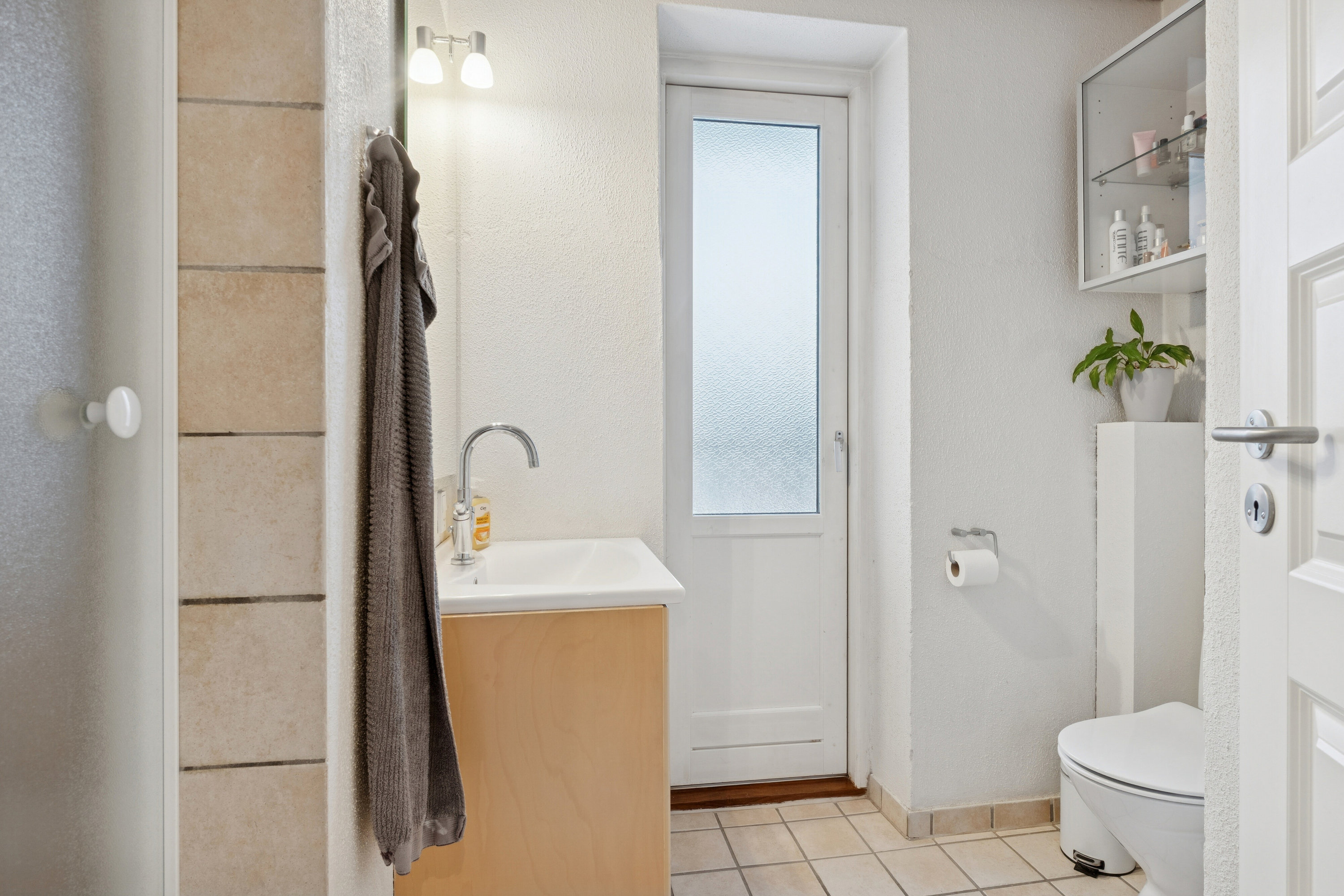 Fremhævet badeværelse billede i fuldskærmstilstand. Billede af Prinsensgade 2, 3. tv., 9800 Hjørring