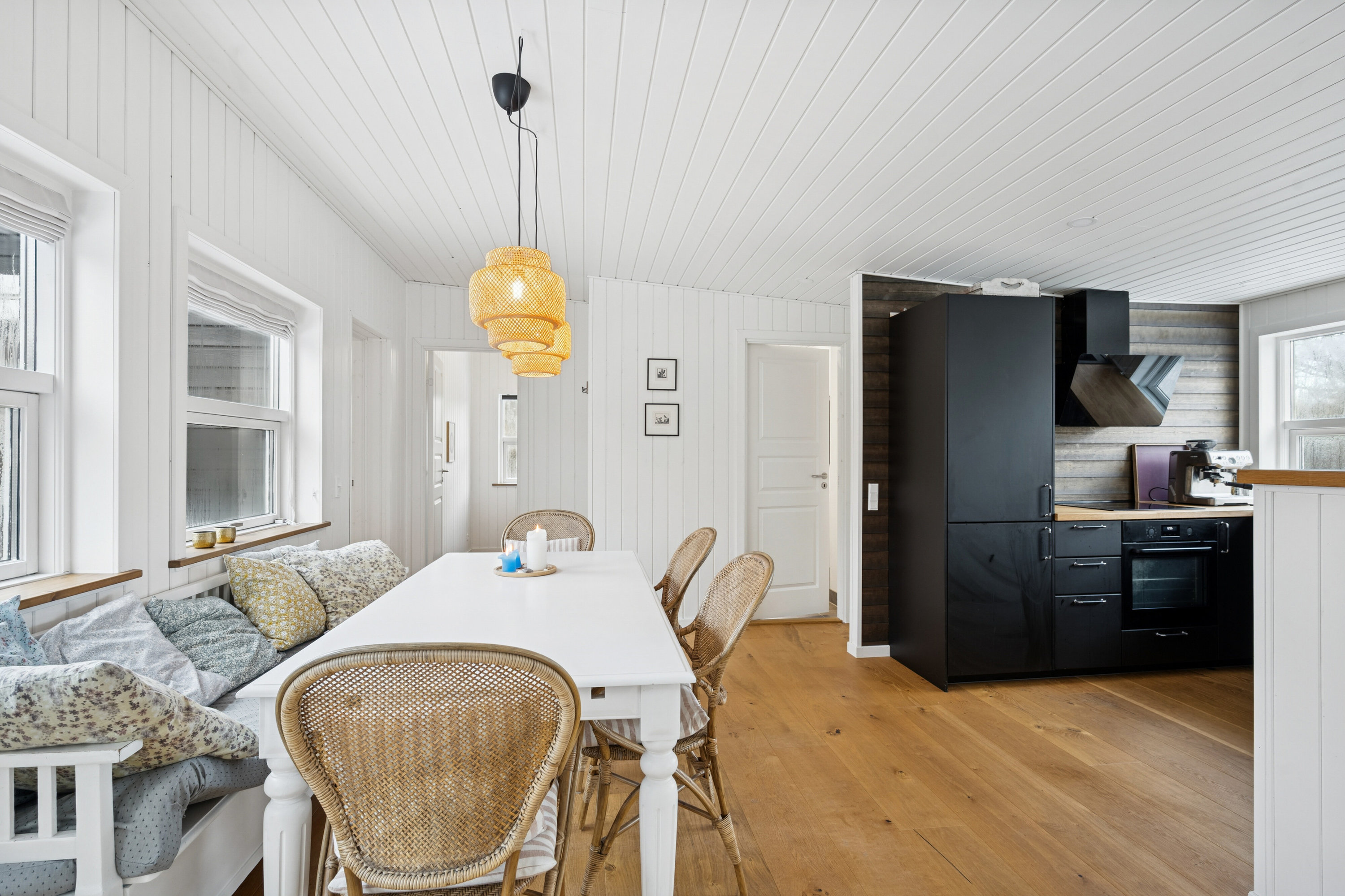 Fremhævet spisestue billede i fuldskærmstilstand. Billede af Drosselvej 20, Villingerød, 3120 Dronningmølle