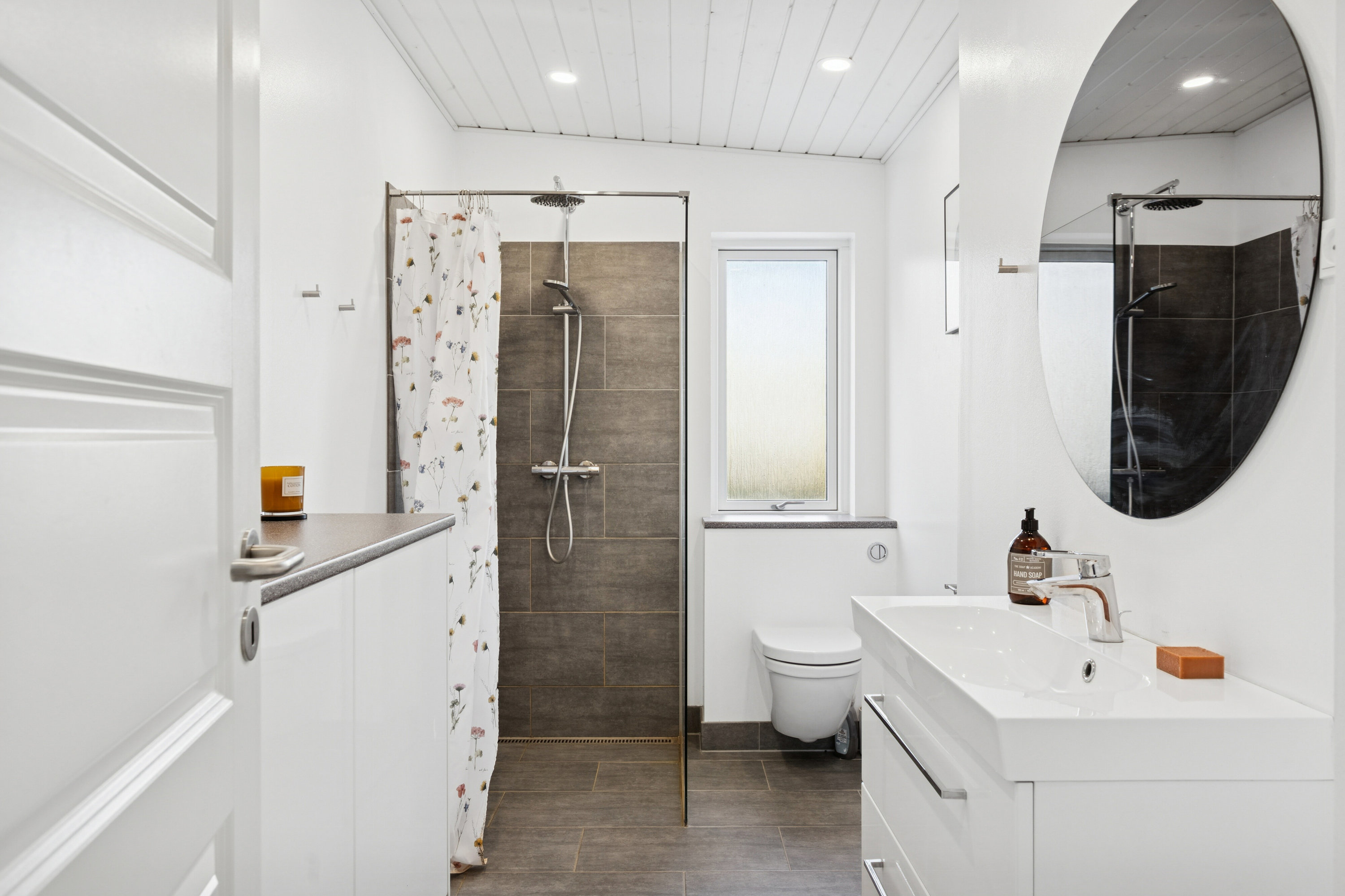 Fremhævet badeværelse billede i fuldskærmstilstand. Billede af Drosselvej 20, Villingerød, 3120 Dronningmølle