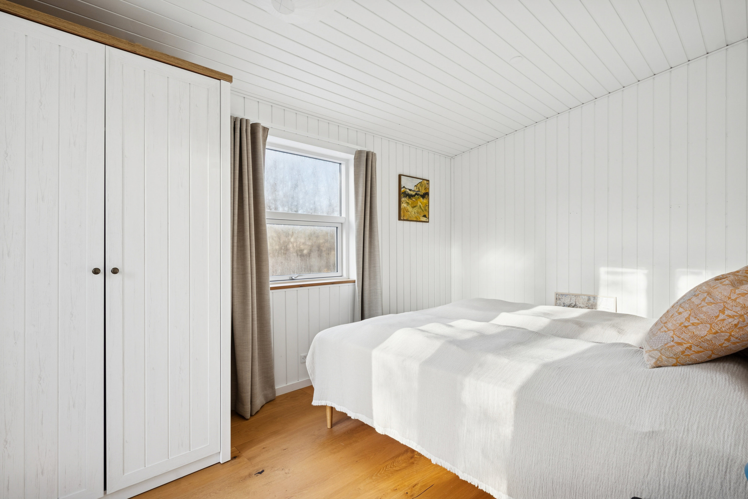 Fremhævet soveværelse billede i fuldskærmstilstand. Billede af Drosselvej 20, Villingerød, 3120 Dronningmølle