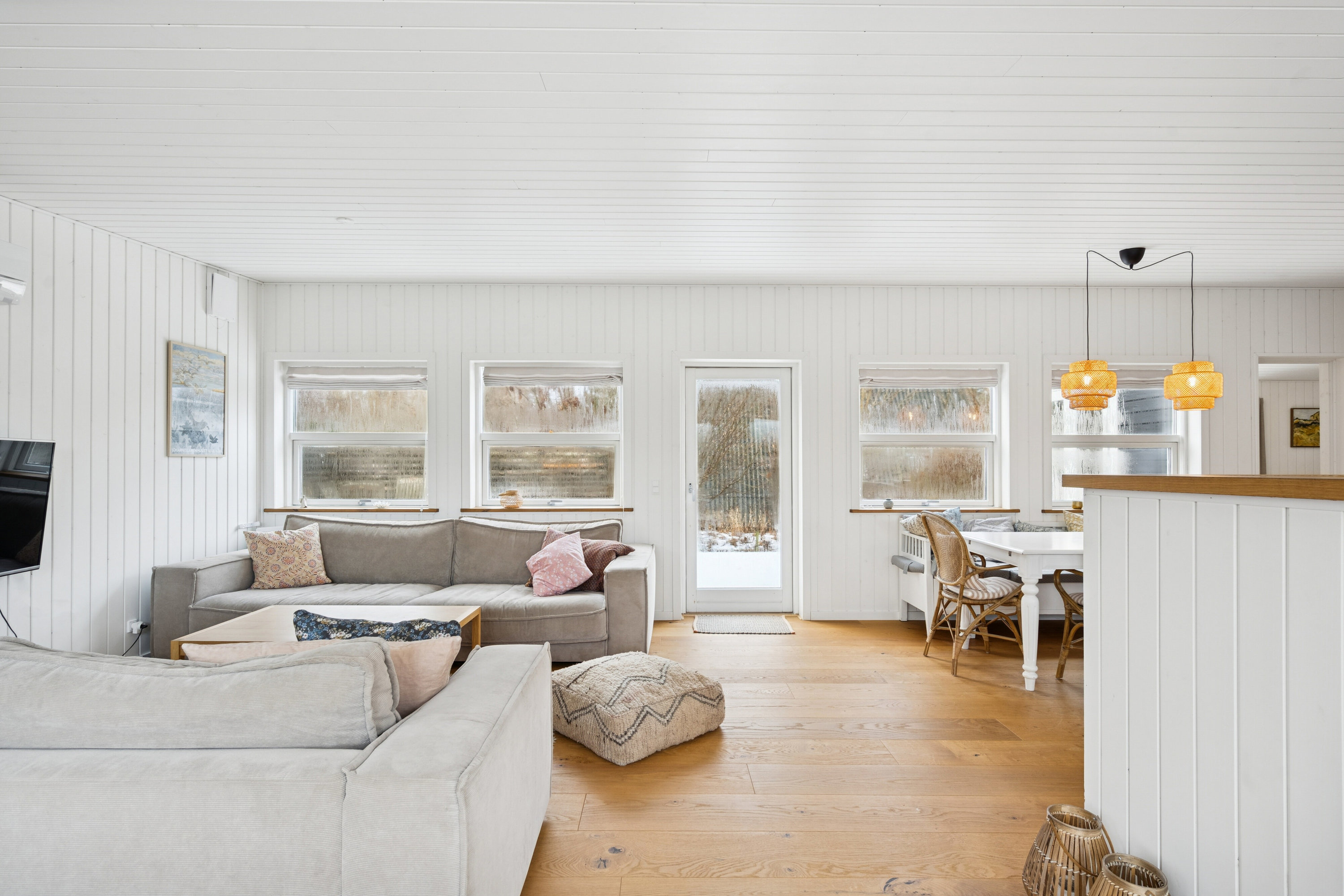 Fremhævet stue billede i fuldskærmstilstand. Billede af Drosselvej 20, Villingerød, 3120 Dronningmølle